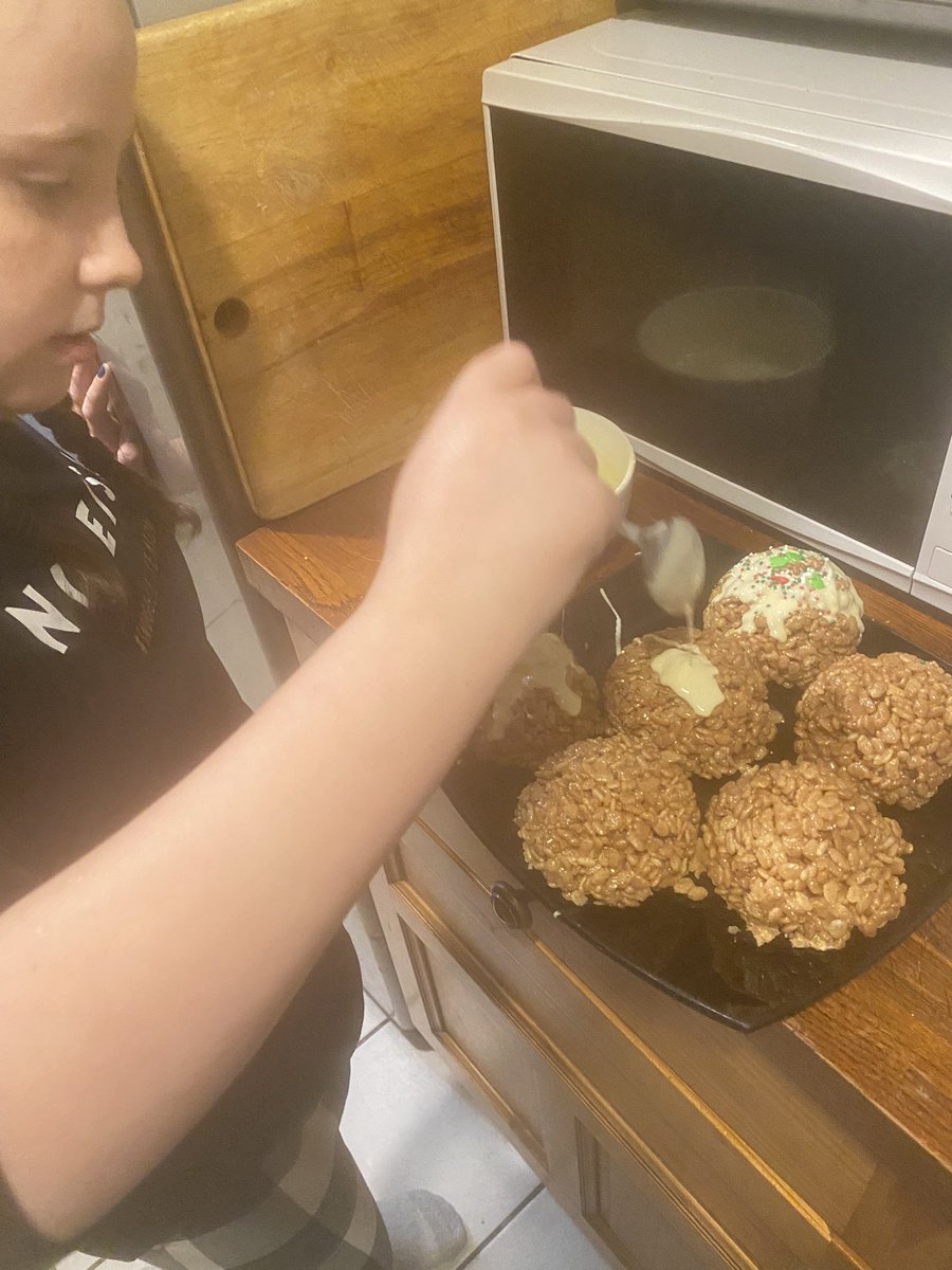LouiseGee3's tweet photo. 2 out of 4 Fenton’s have tested positive for Covid… so we’ve cancelled our plans and are staying home. Today we did some Christmas baking  @CotteridgeS https://t.co/lygJPoGhy1