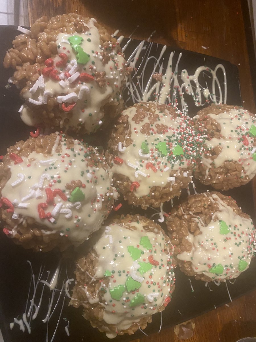LouiseGee3's tweet photo. 2 out of 4 Fenton’s have tested positive for Covid… so we’ve cancelled our plans and are staying home. Today we did some Christmas baking  @CotteridgeS https://t.co/lygJPoGhy1