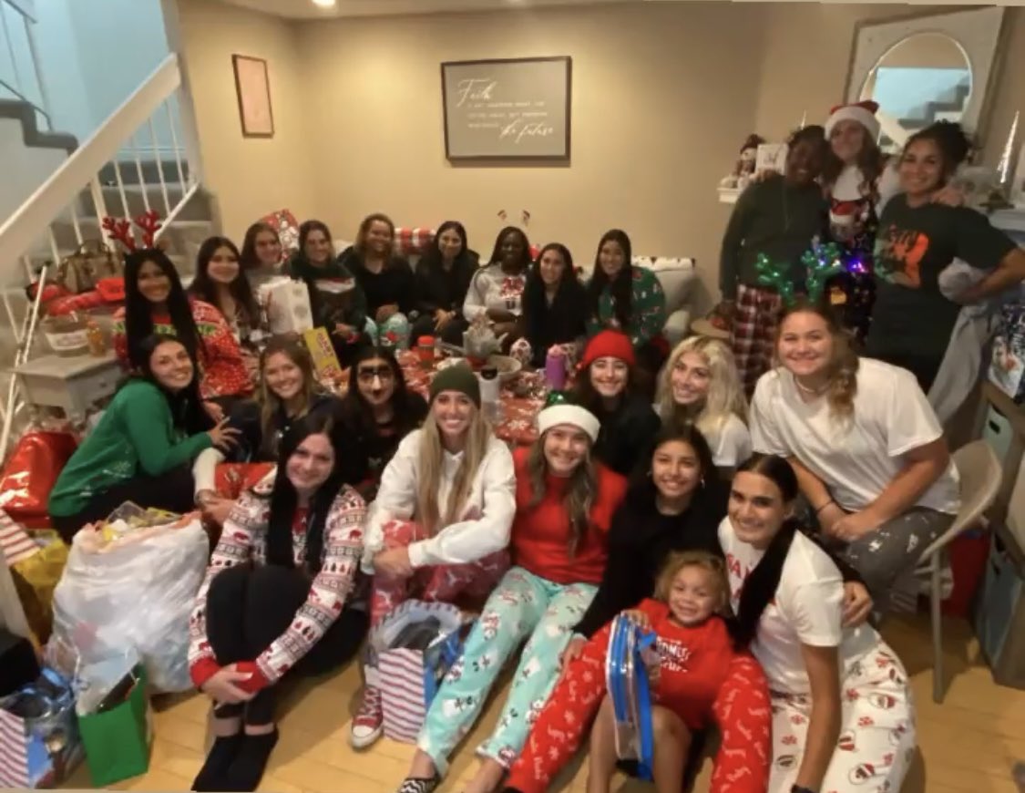 CSUNSoftball's tweet photo. From our Matador Family to yours, have a Happy Holiday and a safe New Year! See you all in 2022❤️☃️🥎

#TeamOneYou #GoMatadors #CSUNSoftball https://t.co/VpfSxmDrg8