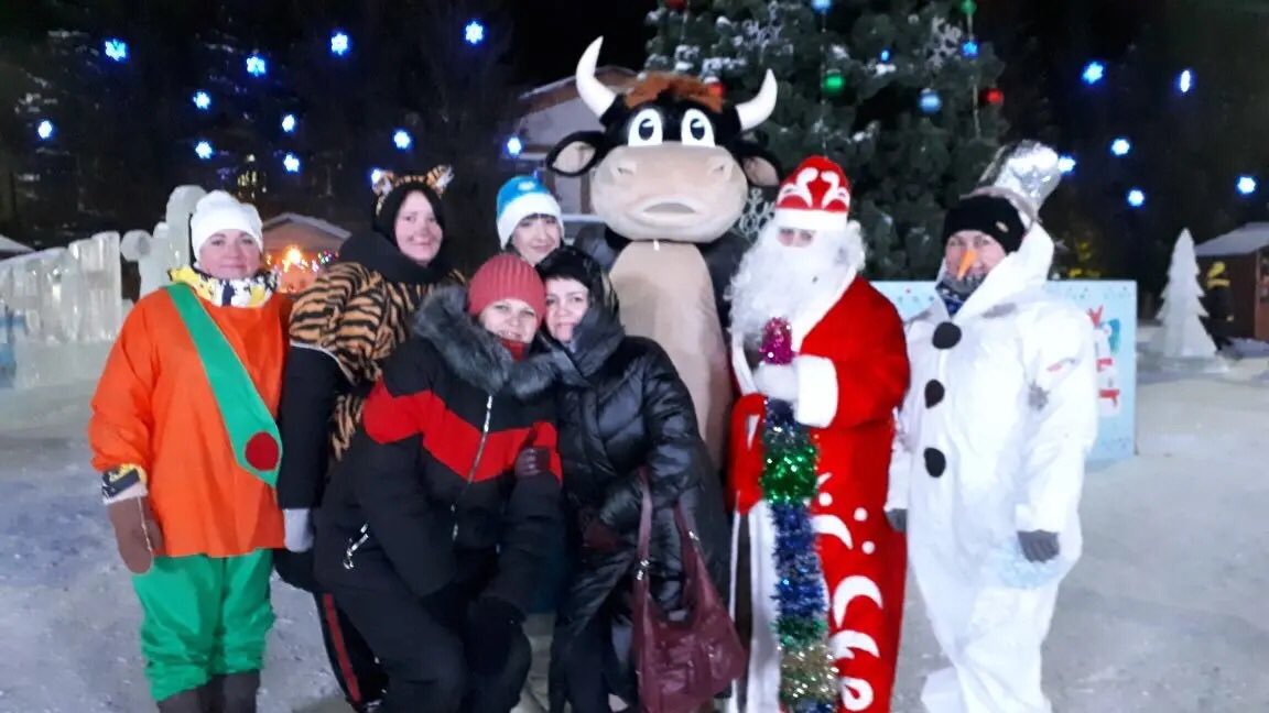 Сегодня на Кинельской площади команда специалистов Центра выступили с прекрасным номером и стали победителями городского конкурса «Новогодний серпантин»! Ура! Коллеги - умнички!