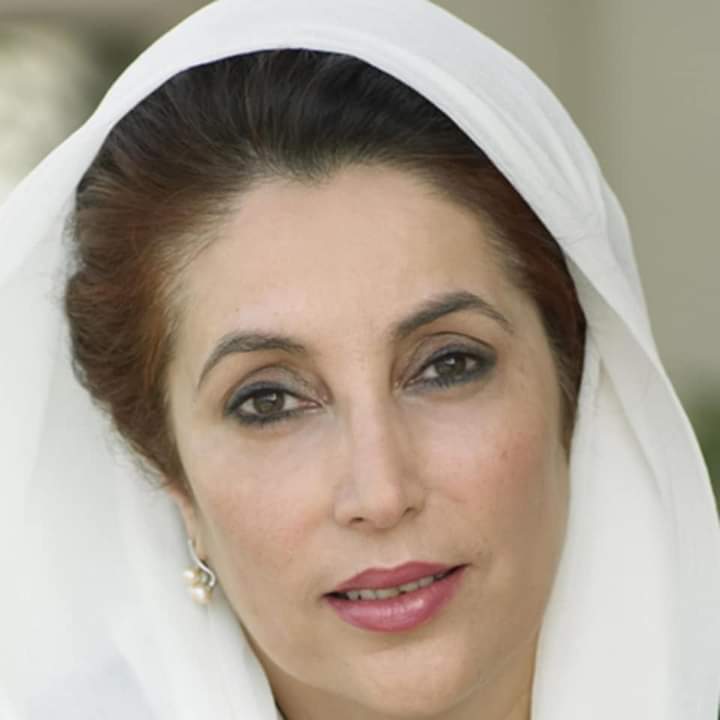 RealJiyala's tweet photo. وقت کے گزرنے پر تم جو بھول جاؤ گے..
ہم تمہیں بتائیں گے بینظیر کیسی تھی..
زندگی کے ماتھے پر وہ لکیر جیسی تھی..
ظلم کے نشانے پر ایک تیر جیسی تھی..
بینظیر بھٹو بس، بینظیر جیسی تھی...
#Black_December_Shaheed_Mohtarma💔😓
#27th_December
@BBhuttoZardari
@QamarKairaPPP @PPP_GB https://t.co/mMF9JgOyhC