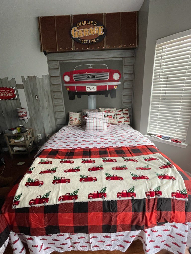 K_C_Moving's tweet photo. Merry Christmas Eve from Charlie’s Garage! #Christmas #ChristmasEve #Mustang #keepcharliemoving #MerryChristmas2021 https://t.co/mtCx7UZfgJ