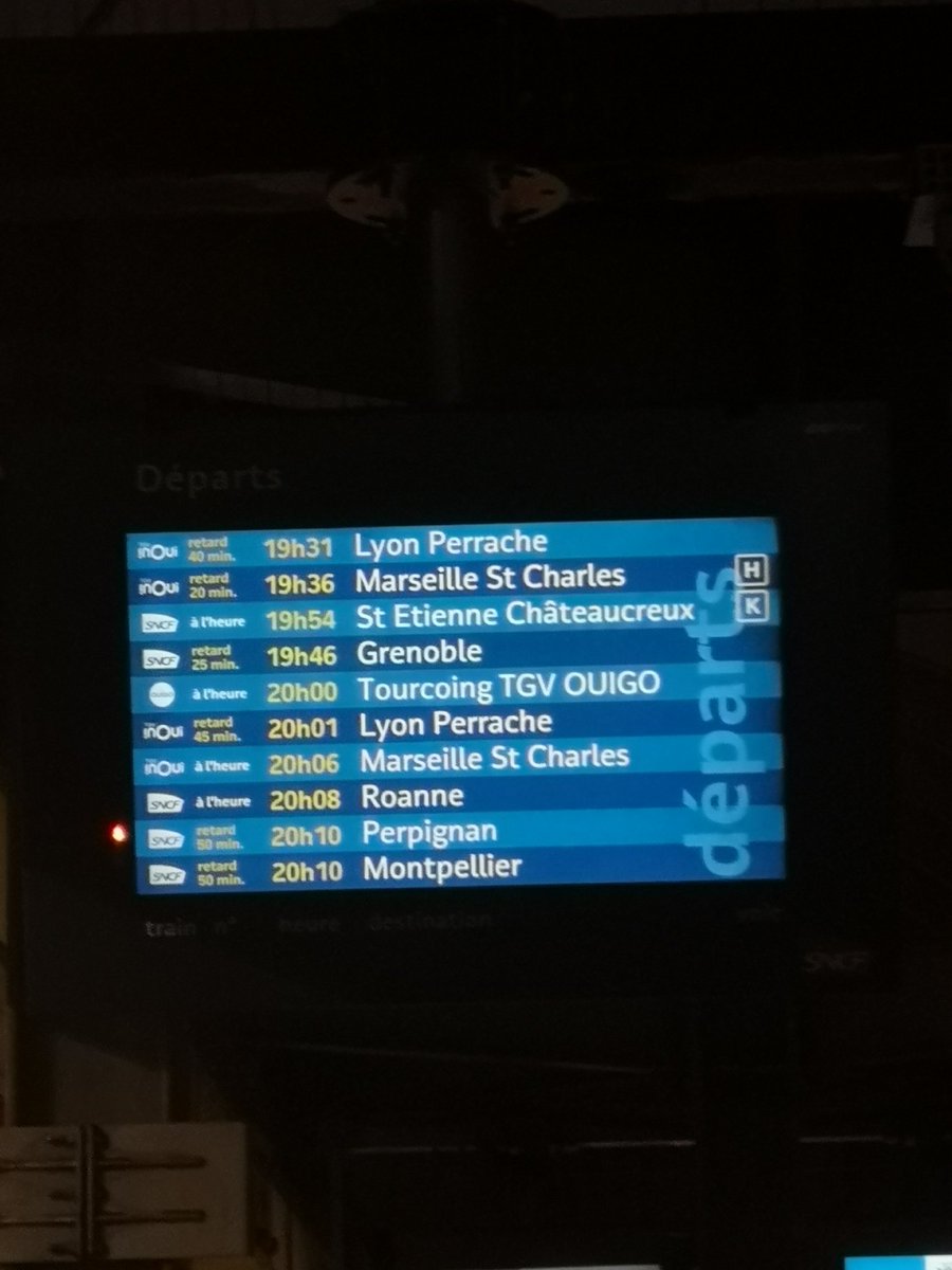 Anarchie totale, retards, manque d'information... 
Joyeux Noël à vous aussi la <a href="/SNCF/">❌</a> 🤬