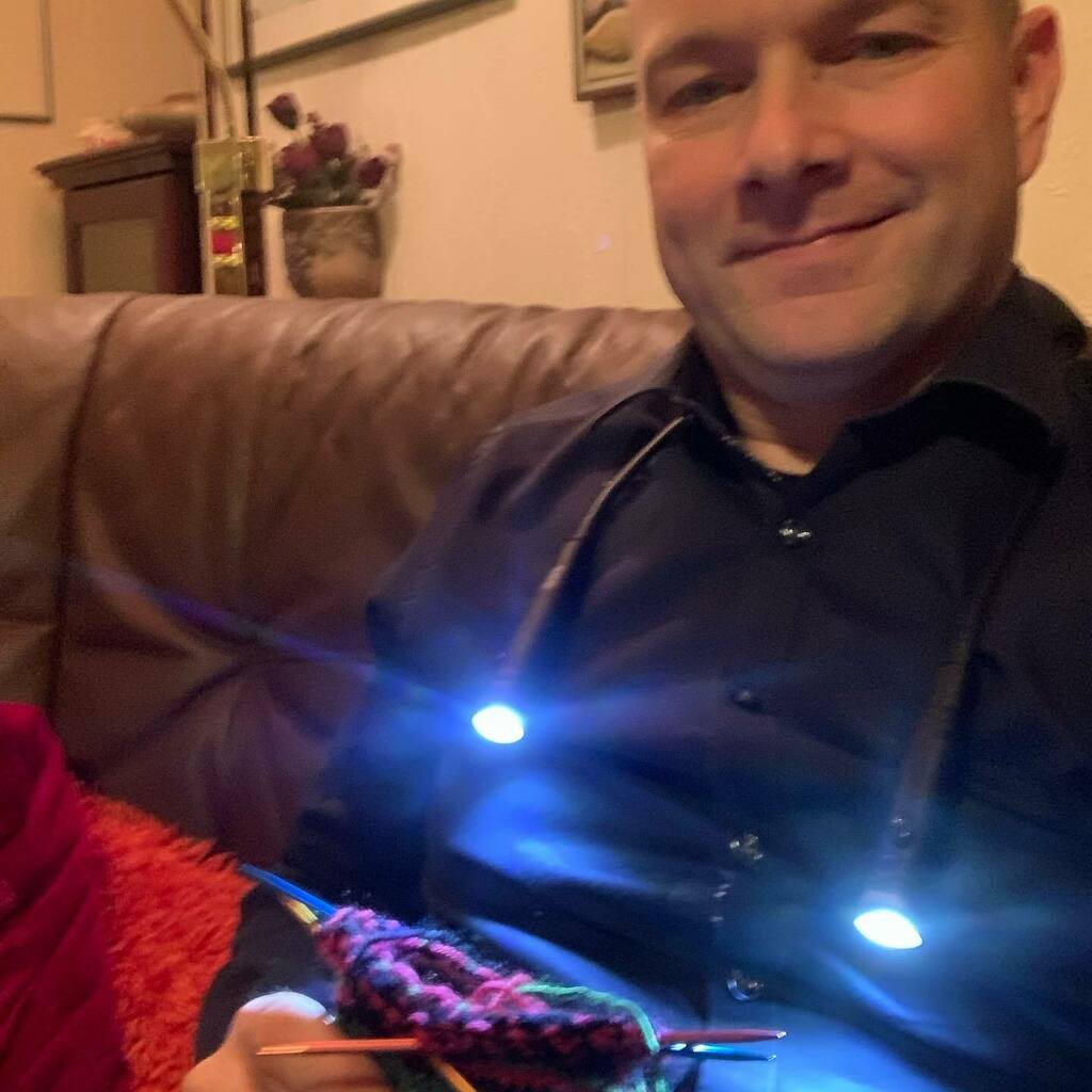 frikast's tweet photo. Inviger julklappen från ❤️ så nu kan jag sticka i bra ljus. #necklight #hobbii https://t.co/yH4eI4fvN2 https://t.co/eMagjrTuek