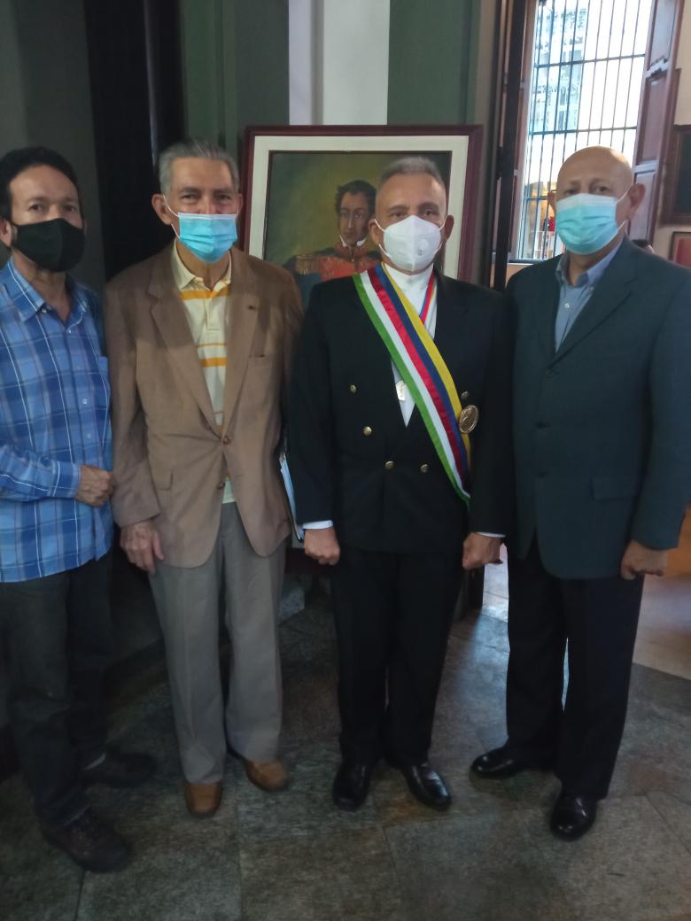 En nombre de la Sociedad Bolivariana de Venezuela Capitulo Caracas, le deseamos una feliz navidad a todo el pueblo Venezolano y que el niño Dios fortalezca nuestros corazones, alma y espíritu. Les enviamos nuestros mejores deseos de paz, amor y unión familiar. Felicidades!!