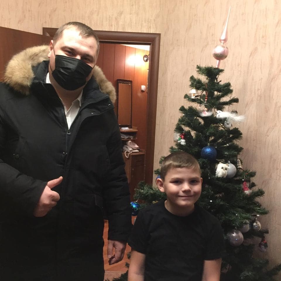 Несколькими неделями ранее я освещал наше с коллегами из администрации Советского района участие в ежегодной акции «Елка чудес». 
Наступил тот самый долгожданный и  волнующий момент- вручение подарков адресантам. Как же радостно видеть улыбки на лицах детей и их родителей!!!