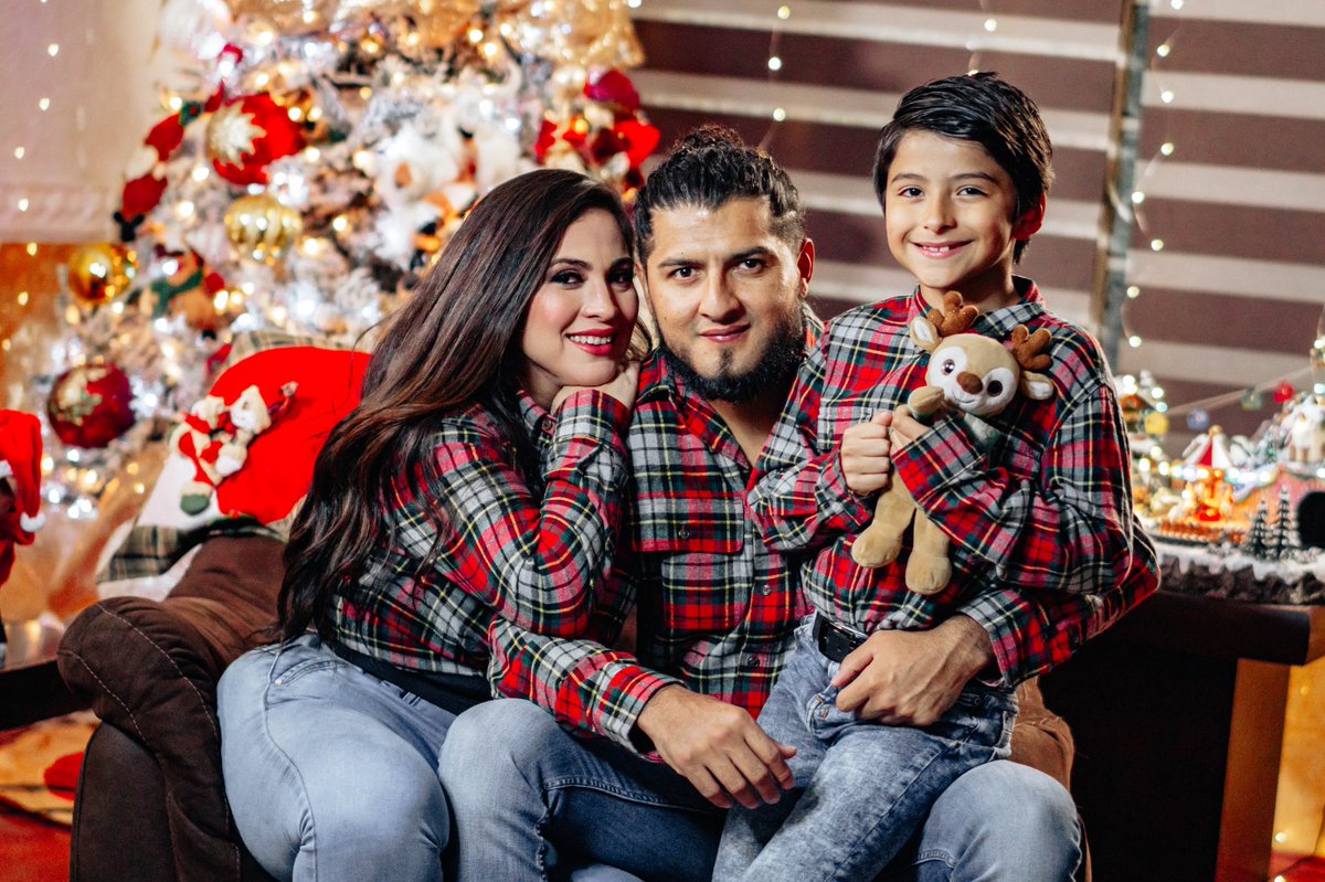 rushtoroblanco's tweet photo. QUE EL AMOR , LA PAZ Y LA PROSPERIDAD
LLENE SUS HOGARES DE MUCHA ALEGRÍA Y BENDICIONES!!!
EL TORO BLANCO RUSH Y MI FAMILIA
LES DESEAMOS UNA FELIZ NAVIDAD Y PRÓSPERO AÑO NUEVO!!!
@Mariah_Rush22
#RushJr
#ToroBlancoRush
#FelizNavidad
#nopasanada👊🏿 https://t.co/j7Ipb0Slqr