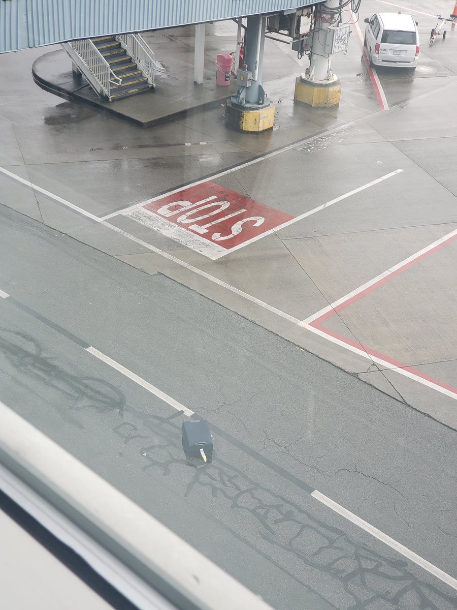 dearora's tweet photo. So a baggage handler dropped a bag on the road- 10 min and multiple cars have driven by - no one has picked up the bag...this is how luggage goes missing!!! Vancouver Airport Authority #YVR @AirCanada @yvrairport - what are you doing about this - Huge Fail!!!!! https://t.co/SO4g4AF8Gh