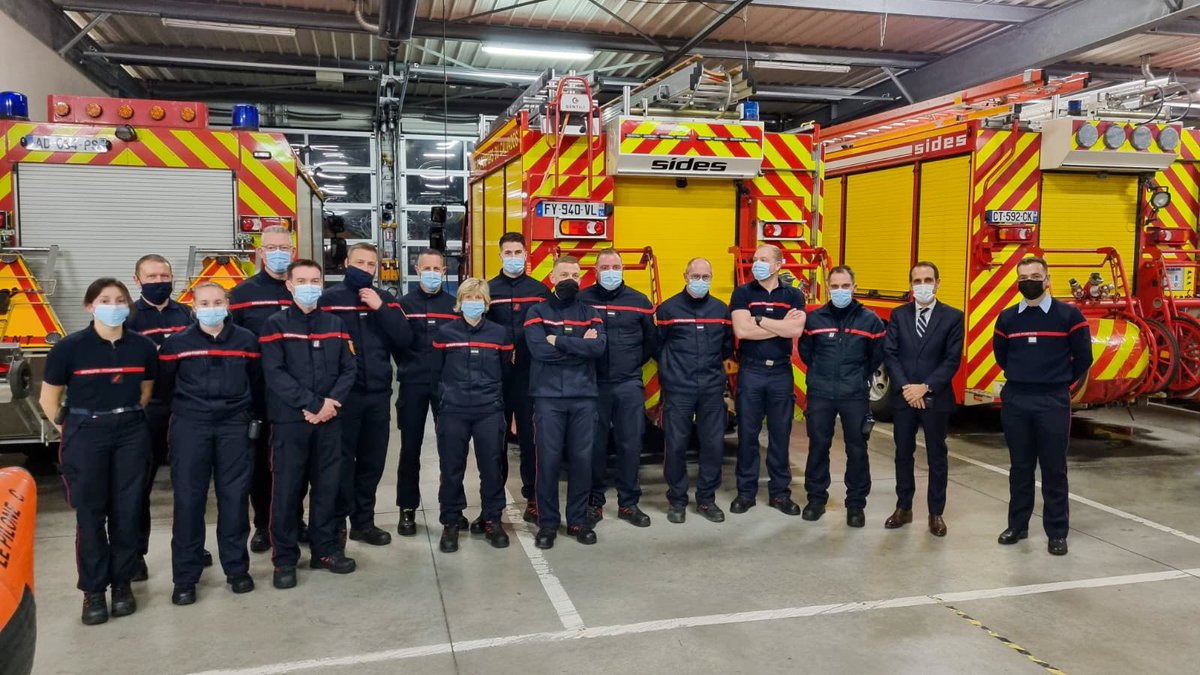 Prefet14's tweet photo. Ce soir de #Reveillon de #Noel, Gwenn JEFFROY, sous-préfet de #Bayeux, est allé à la rencontre des forces de l'ordre et de secours, mobilisées cette nuit pour garantir notre sécurité, notre tranquillité, notre santé, chez nous, sur la route, sur tout le territoire
🙏Merci à eux ! https://t.co/FrdOMGTqsW