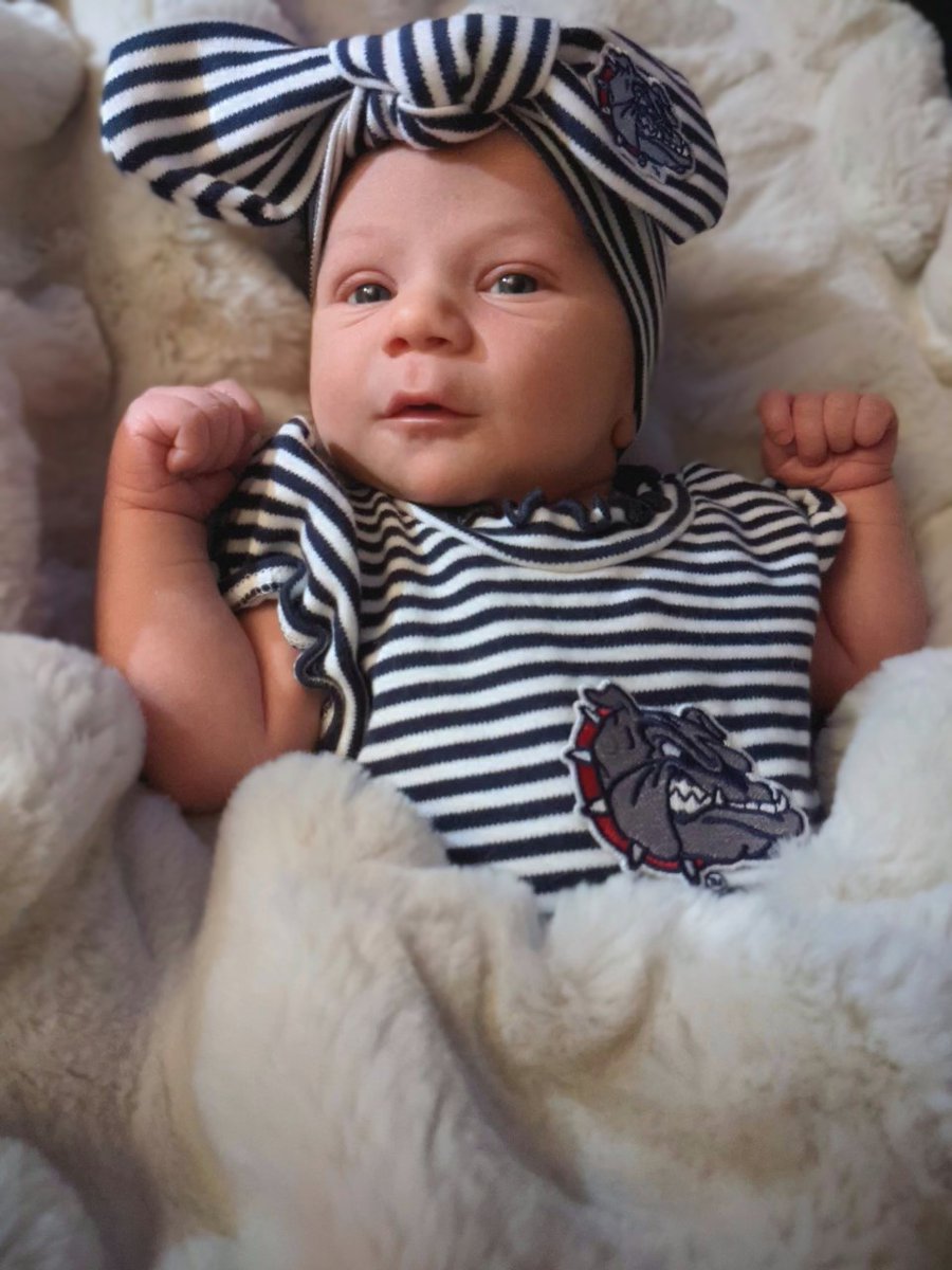 Look at Zag Nation grow! Congratulations to Jenny (Albrecht) Kiesewetter '18 and Jack Kiesewetter '19 who welcomed sweet little Annie! https://t.co/QuhY9aDXju