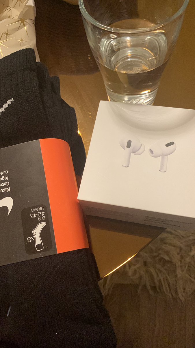 grinderrOG's tweet photo. @MontanaBlack Nike Socken AirPods Pro’s (Ich hatte schon mit selber welche gekauft) trotzdem aber seit langem wieder die Familie zusammen gesehen. Einfach nur unvergesslich.  #montegeschenke https://t.co/FJz4PNsHFv