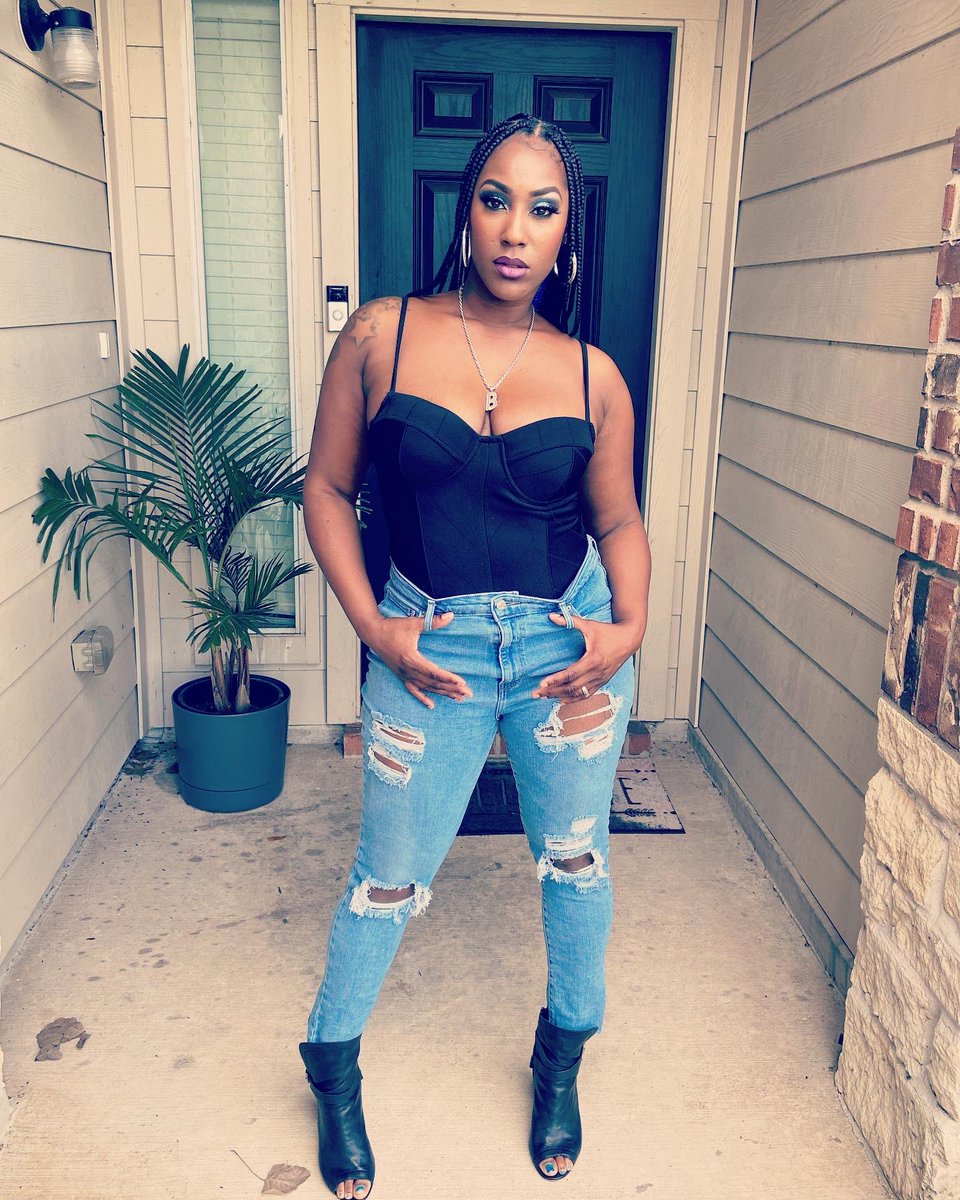 THEEMZBLUE's tweet photo. Thanks @blaqroseco on Instagram for getting my holiday hair look together! π₯ #knotlessbraids #bluebraids #houstonbraiders https://t.co/6vpIRoSJBA