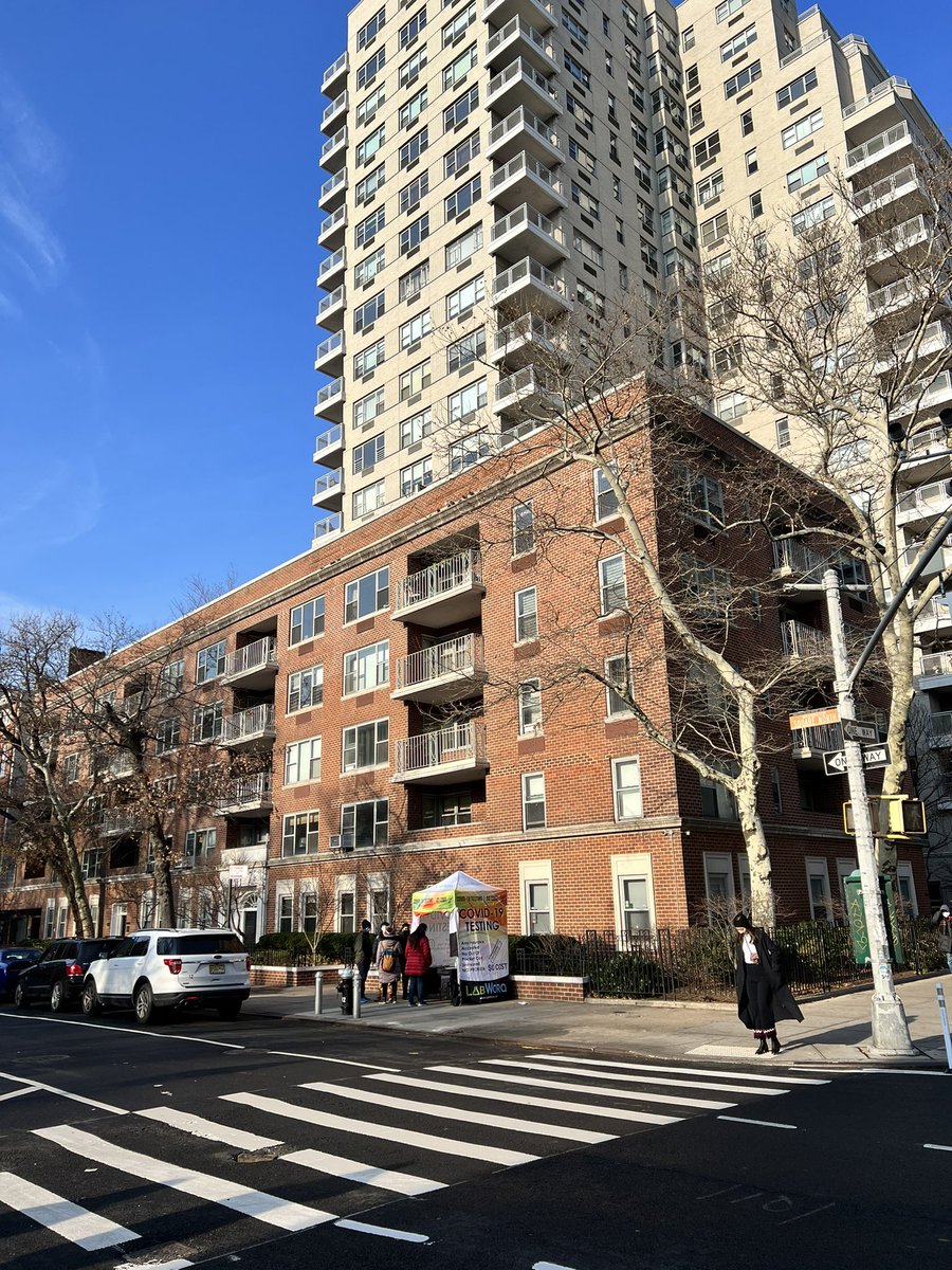 robotogaga's tweet photo. Hey guys, I don’t know what the turnaround time is but there are multiple Covid testing booths with very short lines in front of the arch at Washington Sq Park, on Wash Sq North. #covid19 #testingsites #pcrtest https://t.co/EA23lARJQq