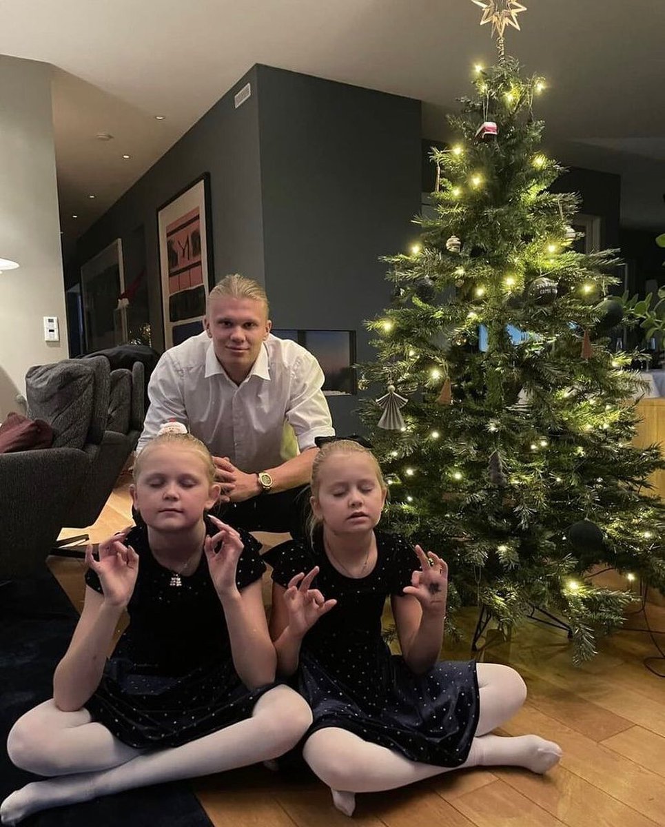 marca's tweet photo. 🎄🎉🥂 𝐅𝐄𝐋𝐈𝐂𝐄𝐒 𝐅𝐈𝐄𝐒𝐓𝐀𝐒 @erling... ¿con guiño al 𝐁𝐋𝐀𝐍𝐂𝐎? 😉 https://t.co/20aYWvN7Ft