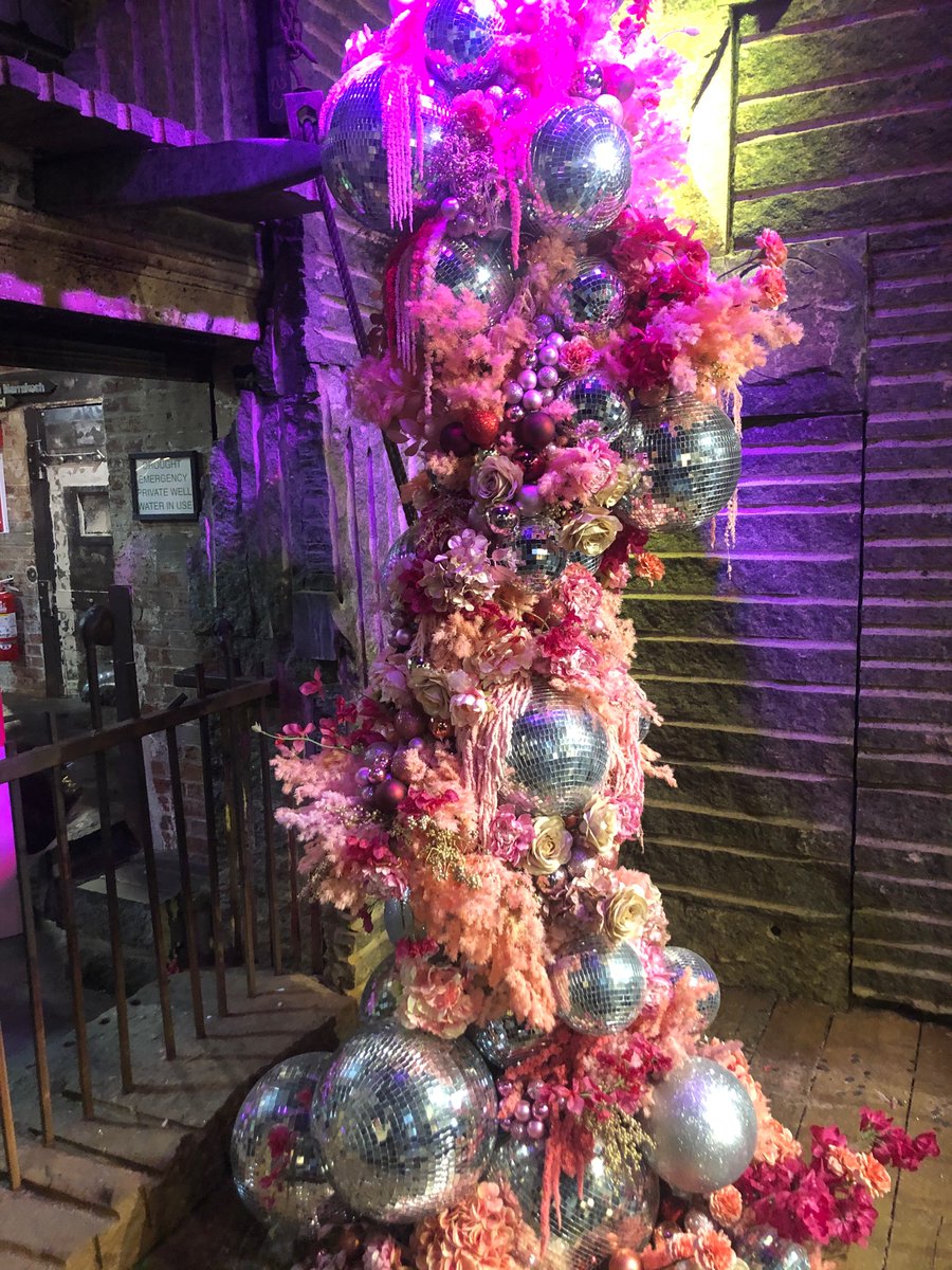 TracyMemoli's tweet photo. ‘Tis the season 🤍💖 Last minute shopping @ChelseaMarketNY and can’t get enough of this tree! Merry Christmas Eve!! #MerryChristmas #MerryChristmas2021 https://t.co/xaq3dkyYdB