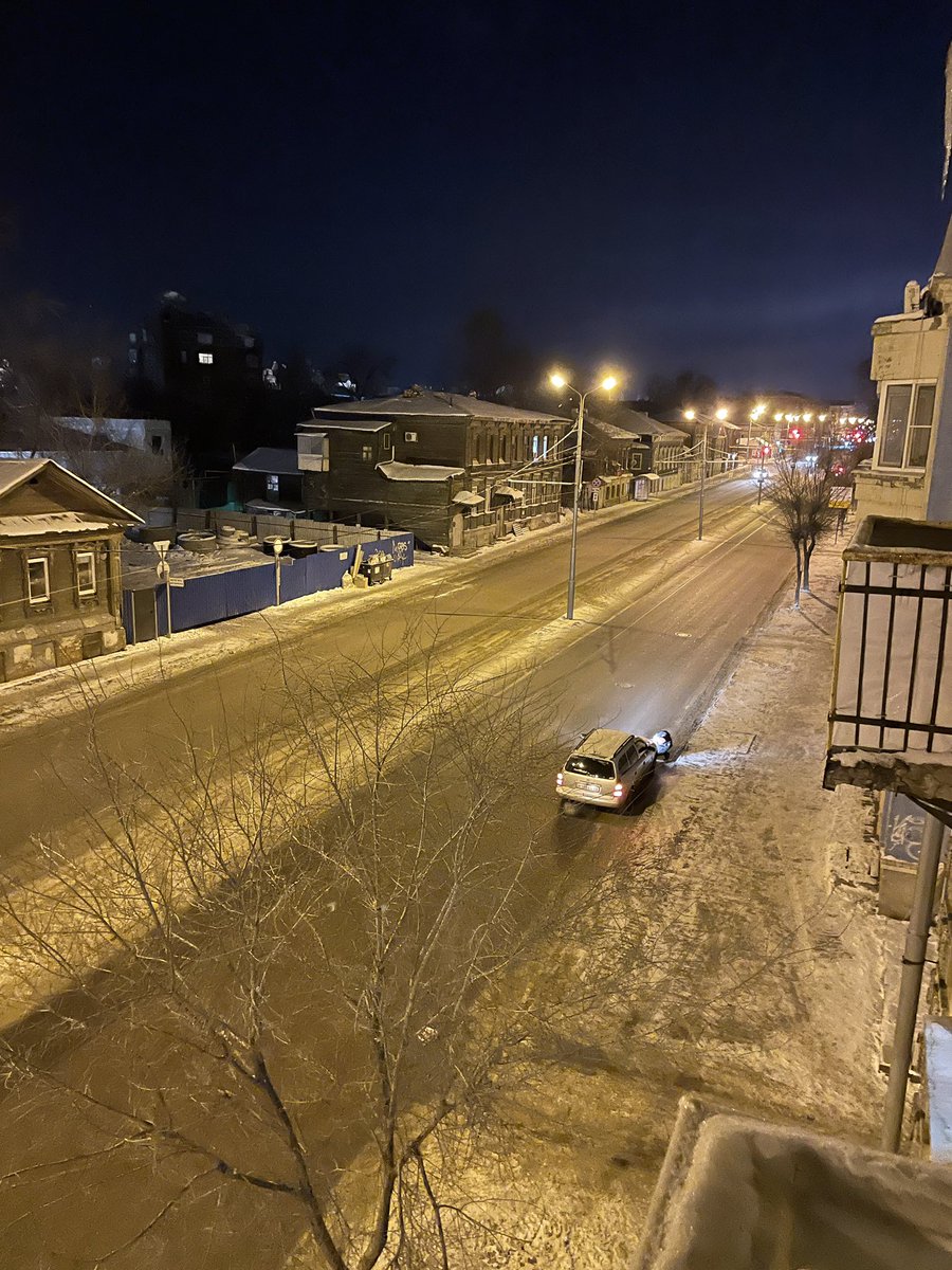 kapa08891's tweet photo. Самарский р-н.
Перекрёсток ул.Комсомольской/Фрунзе. Почти неделю открыт люк, машины летят с моста и либо  проваливаются, либо сшибают оповестительные ограждения, которые устанавливают жители. В итоге-каждый день разбитые машины и аварийная обстановка! @AdmSamRna @SamMobilePriem https://t.co/tJYcCsHCwB