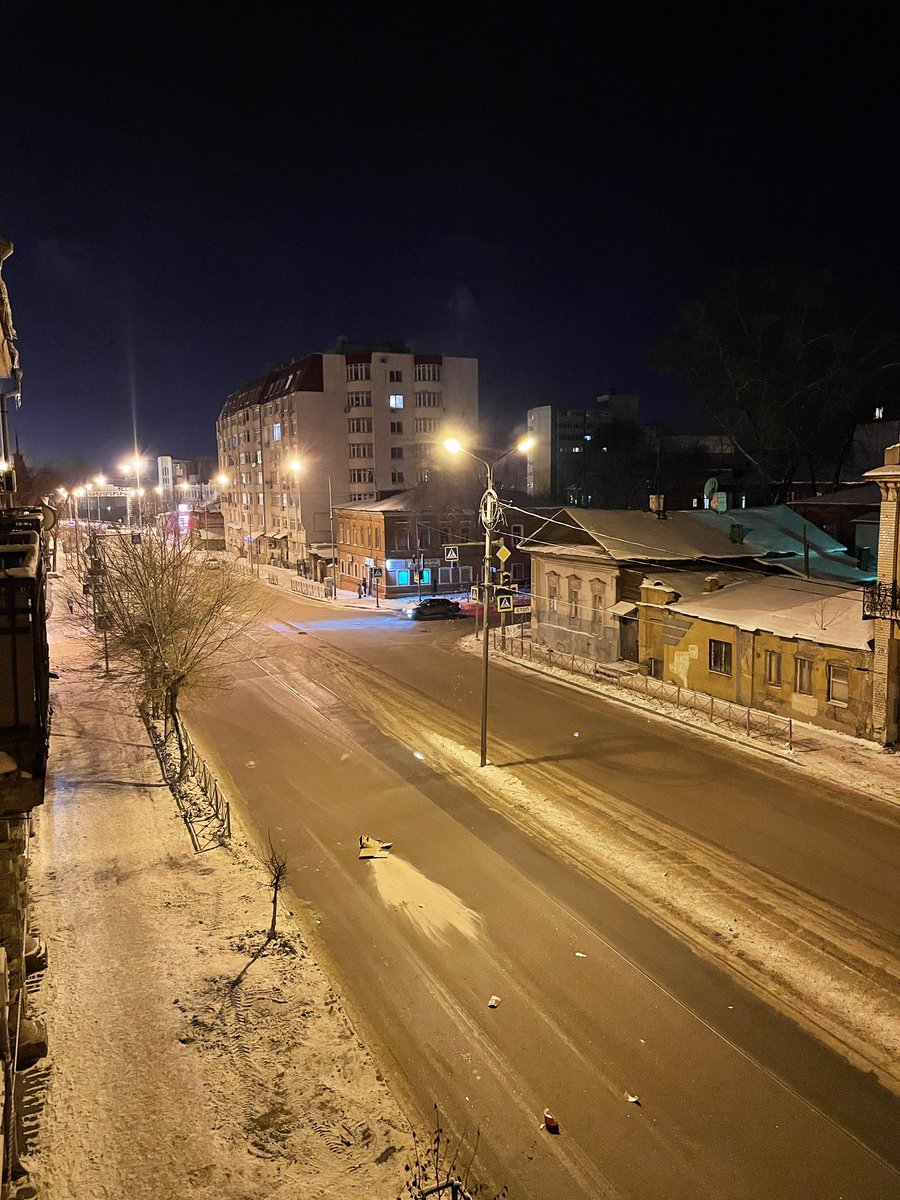 kapa08891's tweet photo. Самарский р-н.
Перекрёсток ул.Комсомольской/Фрунзе. Почти неделю открыт люк, машины летят с моста и либо  проваливаются, либо сшибают оповестительные ограждения, которые устанавливают жители. В итоге-каждый день разбитые машины и аварийная обстановка! @AdmSamRna @SamMobilePriem https://t.co/tJYcCsHCwB