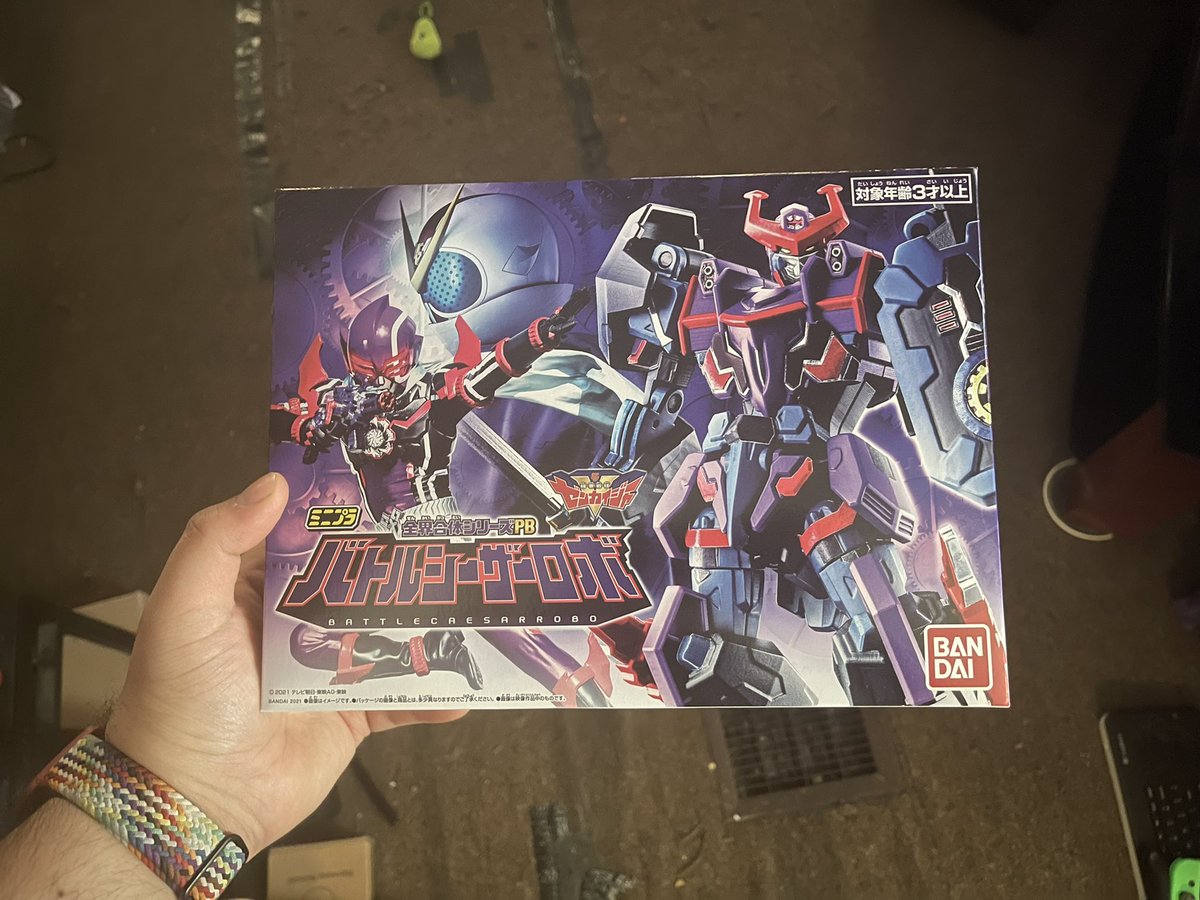 TheArmyPanda's tweet photo. It’s so pretty! Definitely spending my Christmas Eve/Day putting this together! #zenkaiger #SuperSentai #BattleCaesarRobo https://t.co/j2s3TYmq2f