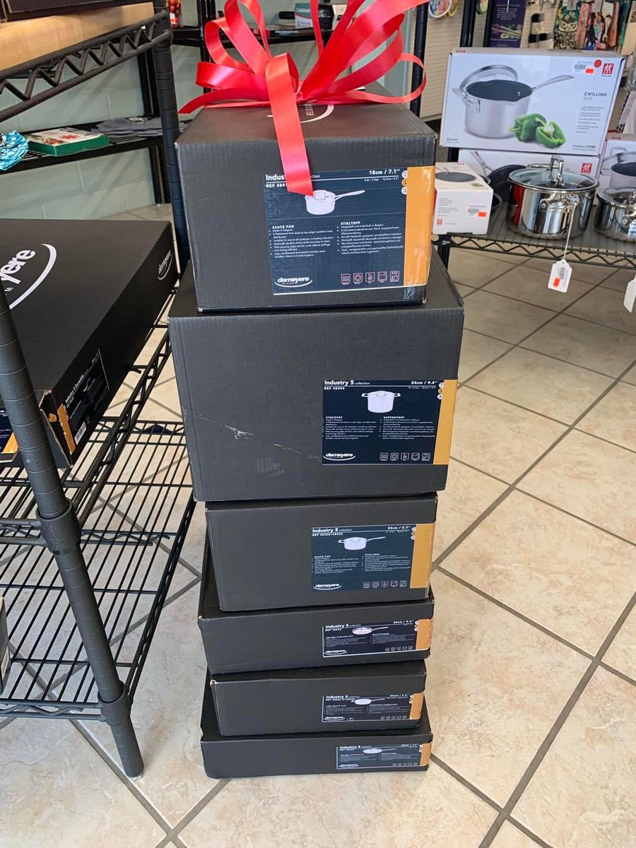 intlpantry's tweet photo. 👀Looking for an EXTRA SPECIAL GIFT 🎁 for the Gourmet on your list? A 10-piece set of Chef Quality DEMEYERE Cookware is what every home cook dreams about! Invest in the Demeyere Industry 5 series to experience professional quality cooking in the comfort of your gourmet kitchen. https://t.co/zTKTrQL14C