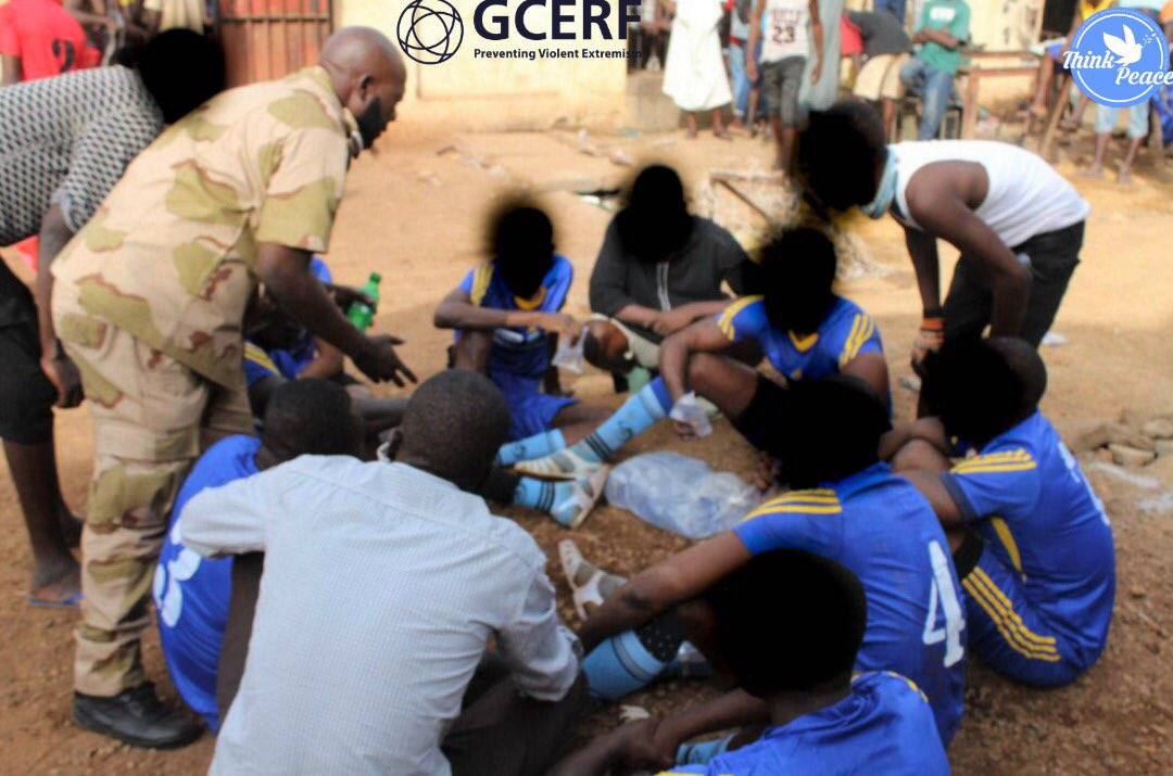 Thinkpeacesahel's tweet photo. Top départ du tournoi de ⚽️ entre les détenus de la maison centrale d’arrêt de Bamako dans le cadre des activités de socialisation en milieu carcéral du projet #PESAI financé par @theGCERF . Ce tournoi permettra de sensibiliser les détenus au vivre ensemble & cohésion sociale. https://t.co/YI25uunH5Y