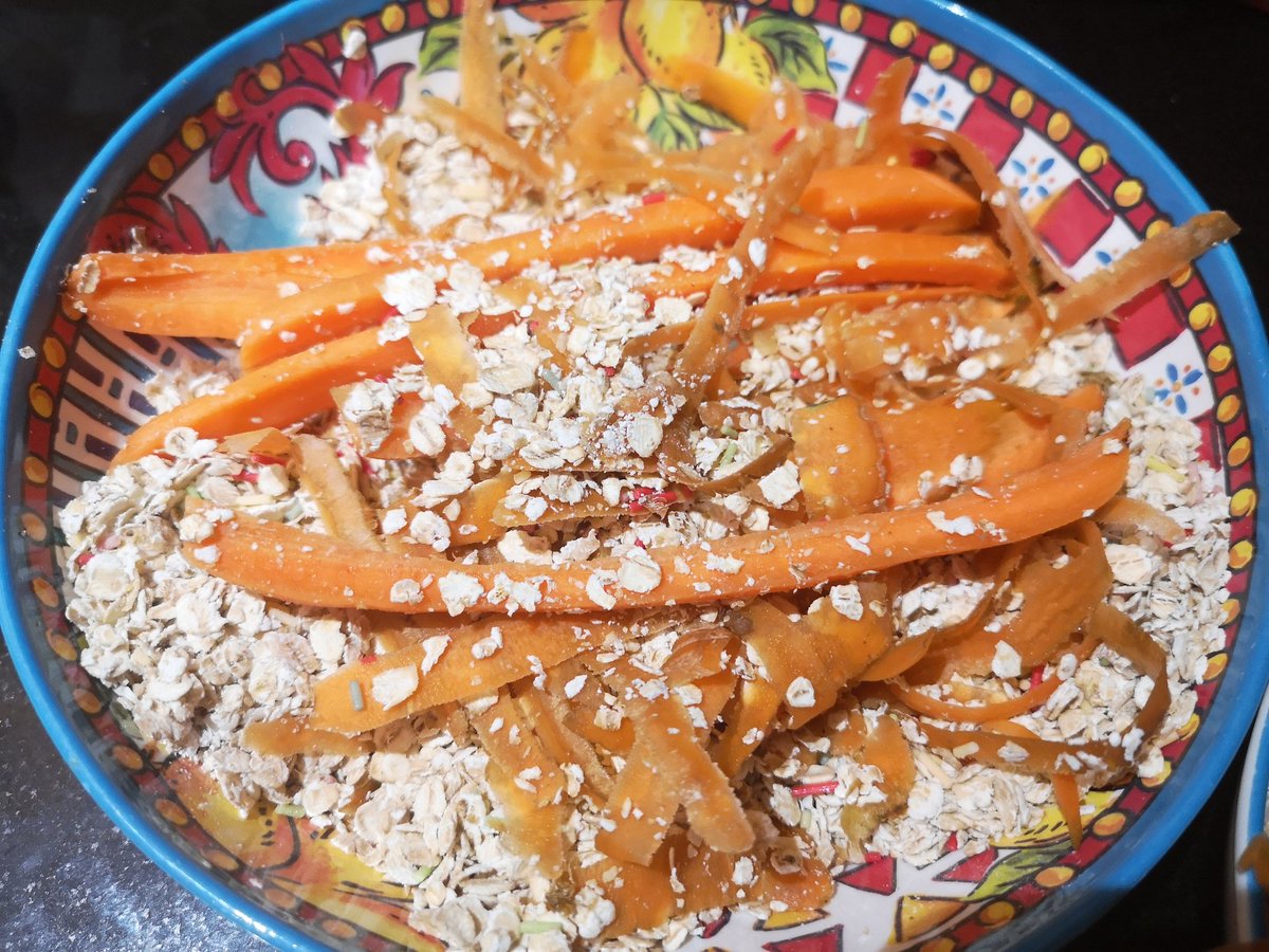 MargoHannon's tweet photo. Reindeer food: carrots, oatmeal and sprinkles!
#happymammy
#RecipeOfTheDay #MerryChristmas https://t.co/M4ljVKdyPo