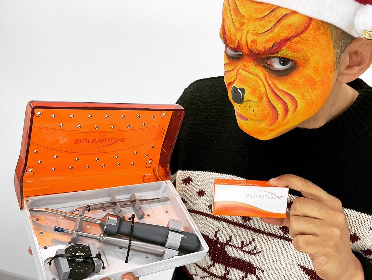 PerioMX's tweet photo. MontyGrinch se volvió naranja 😱🧡 

Esta navidad regala sonrisas con @biohorizonsmx @biohorizons 

#dentista #dentist #odontologia #implantes #implantesdentales #implantology #bhmx🧡#orange🧡 #christmas 🎄 #dentistry https://t.co/8LfCtYdmwE