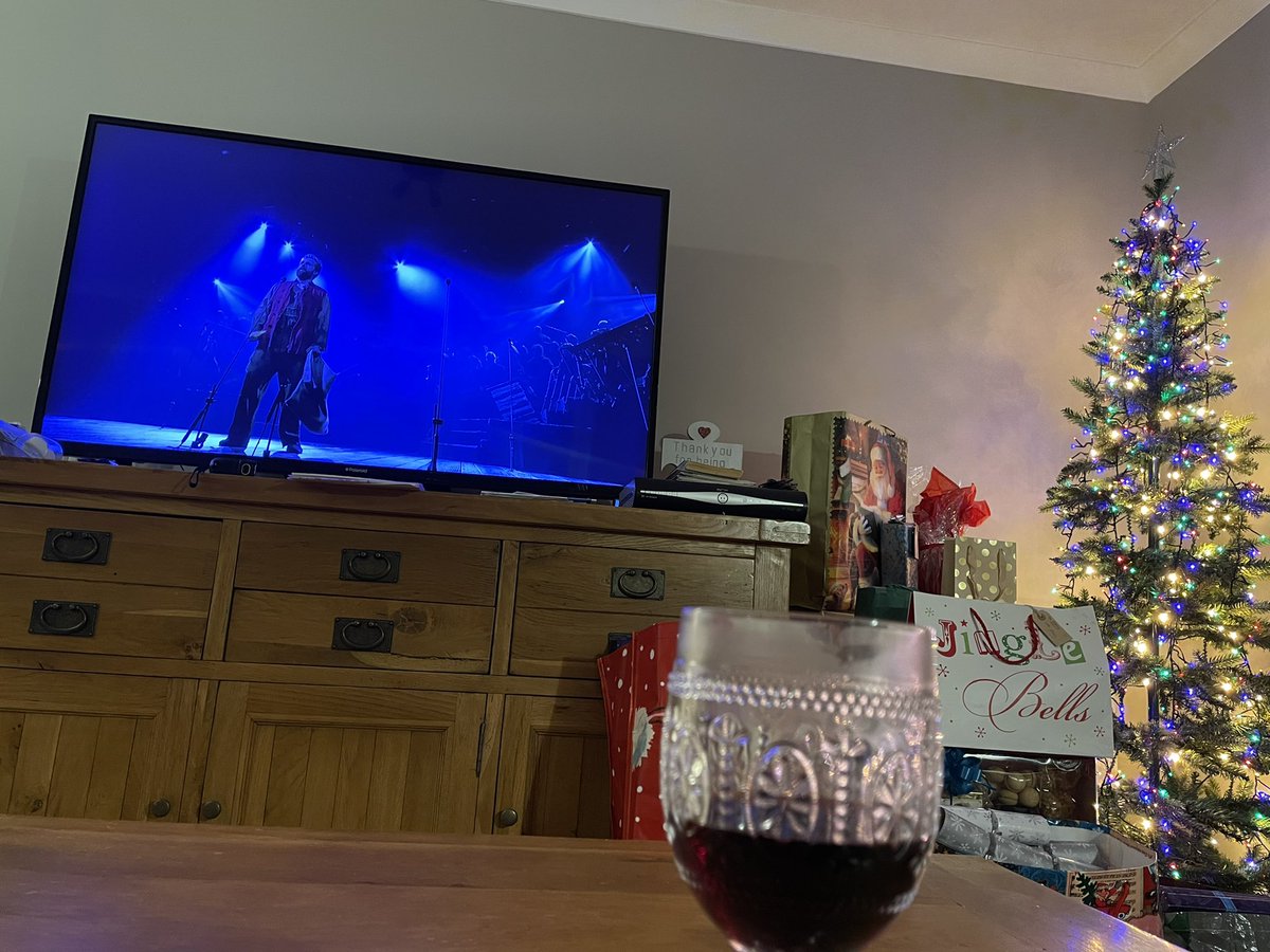 TheDizzyAngel's tweet photo. @robhouchen @SkyArts @lesmisofficial Perfect #ChristmasEve @robhouchen @BradleyJaden @AlfieBoe @mrmichaelball #LesMiserables #StagedConcert https://t.co/sWq5JDD1Pk