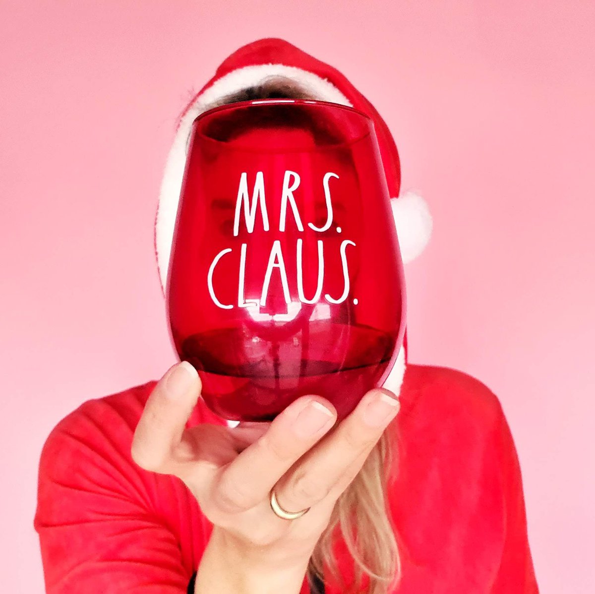 Tons of love, fun and happiness - that’s what we want to wish you this holiday season! ❤️🥳

And we sure do hope that you find all the presents that you wished for under those wonderful Christmas trees of yours. 🎄🎁

Merry Christmas to all of you! 🎅🏻

#christmas #christmaswishes