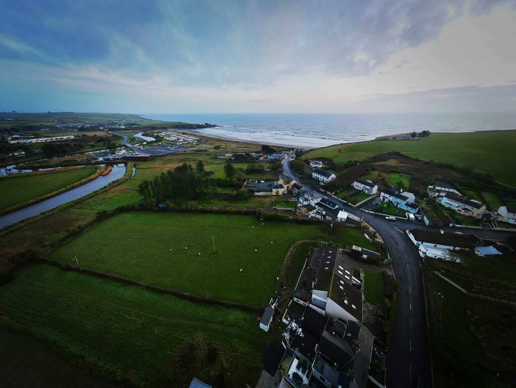 KayneSimons's tweet photo. Christmas Eve stroll!
.
.
.
.
.
#bunmahon #waterford #drone #dji #ireland #christmaseve #merrychristmas https://t.co/55cXMNpdxz https://t.co/XwgsBEnsfA