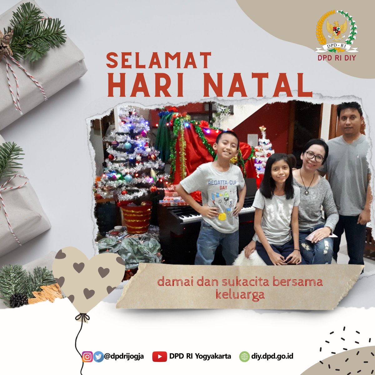 Selamat merayakan Natal. 
Semoga kebahagiaan, kedamaian dan kasih-Nya tercurah bagi kita semua.
__

in frame : Mas Wahyu dan Keluarga.

#selamatnatal 
#dpdri #dpdridiy
