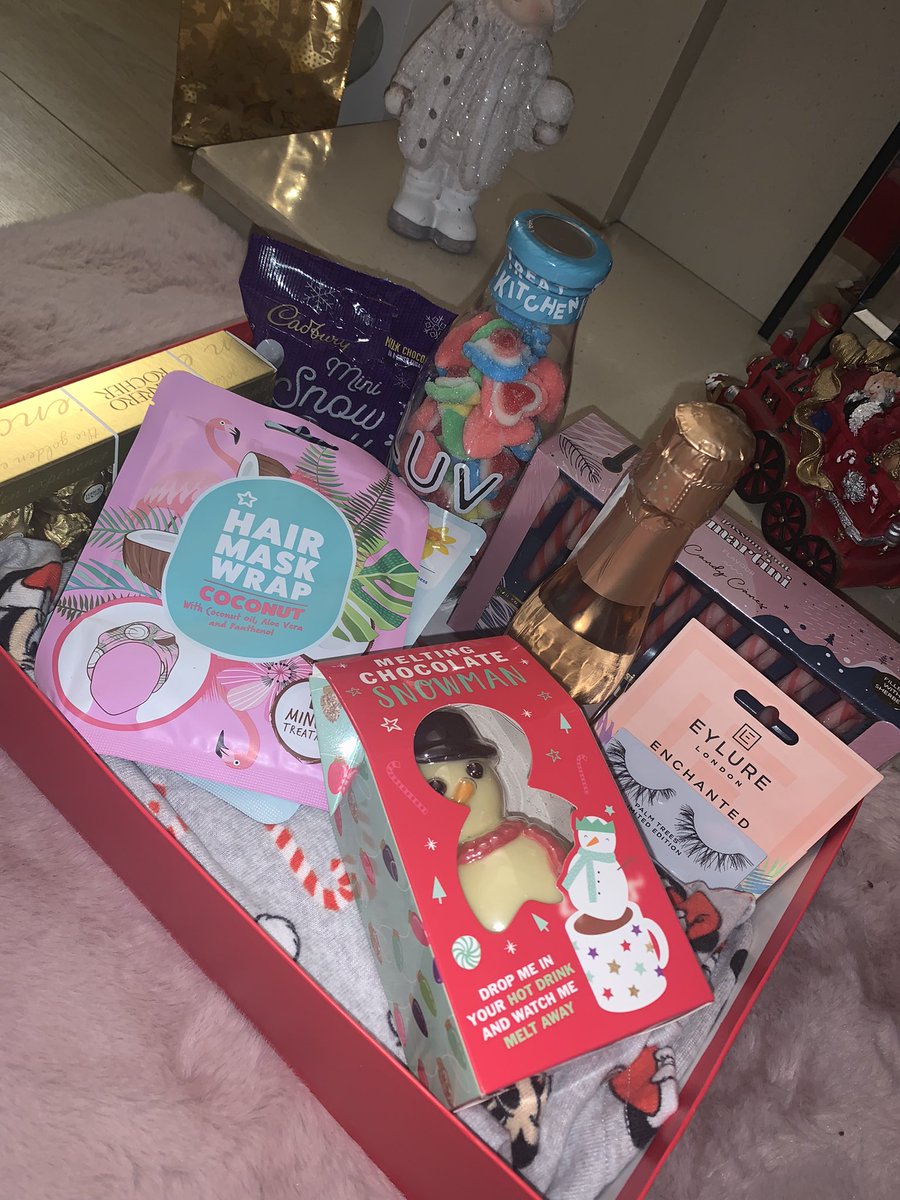 barsbyemily1's tweet photo. you’re never too old for a christmas eve box and new jarmies!🥺merry Christmas everyone🎄x https://t.co/skixIfYtzE