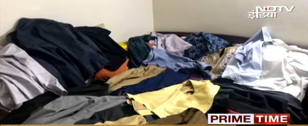 anamshha's tweet photo. Ravish Kumar changed clothes 13 times in today's prime time 😭 this is next level trolling
@ravishndtv #RavishKumar #primetimeNDTV #satire #MerryChristmas https://t.co/SEnetbCblK