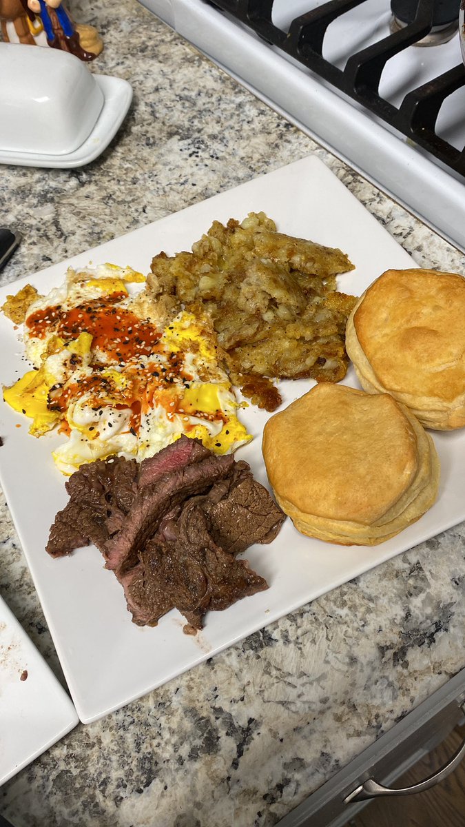 tyb901's tweet photo. #cookingforbae Xmas Eve Brunch edition. Eggs got away from me, hash browns (?) did they own thing. Biscuits and skirt steak are fye tho. 2.5/10 https://t.co/JVIQdfWy2H