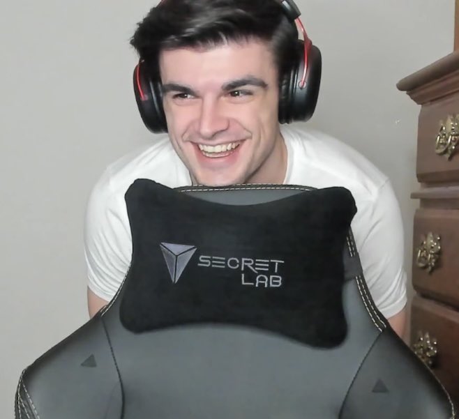lyssxxp's tweet photo. “people can dislike whoever they want” wrong. no one’s aloud to dislike foolish gamers, just look at him https://t.co/FASCn7w1Eb