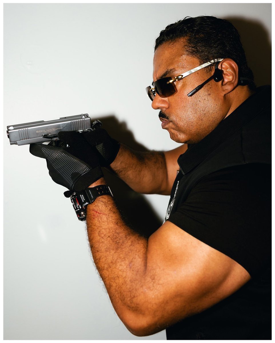 AdsterPhotos's tweet photo. Detroit Urban Survival Training protecting his buffs 👓🔫 https://t.co/K8KD2n5sAU
