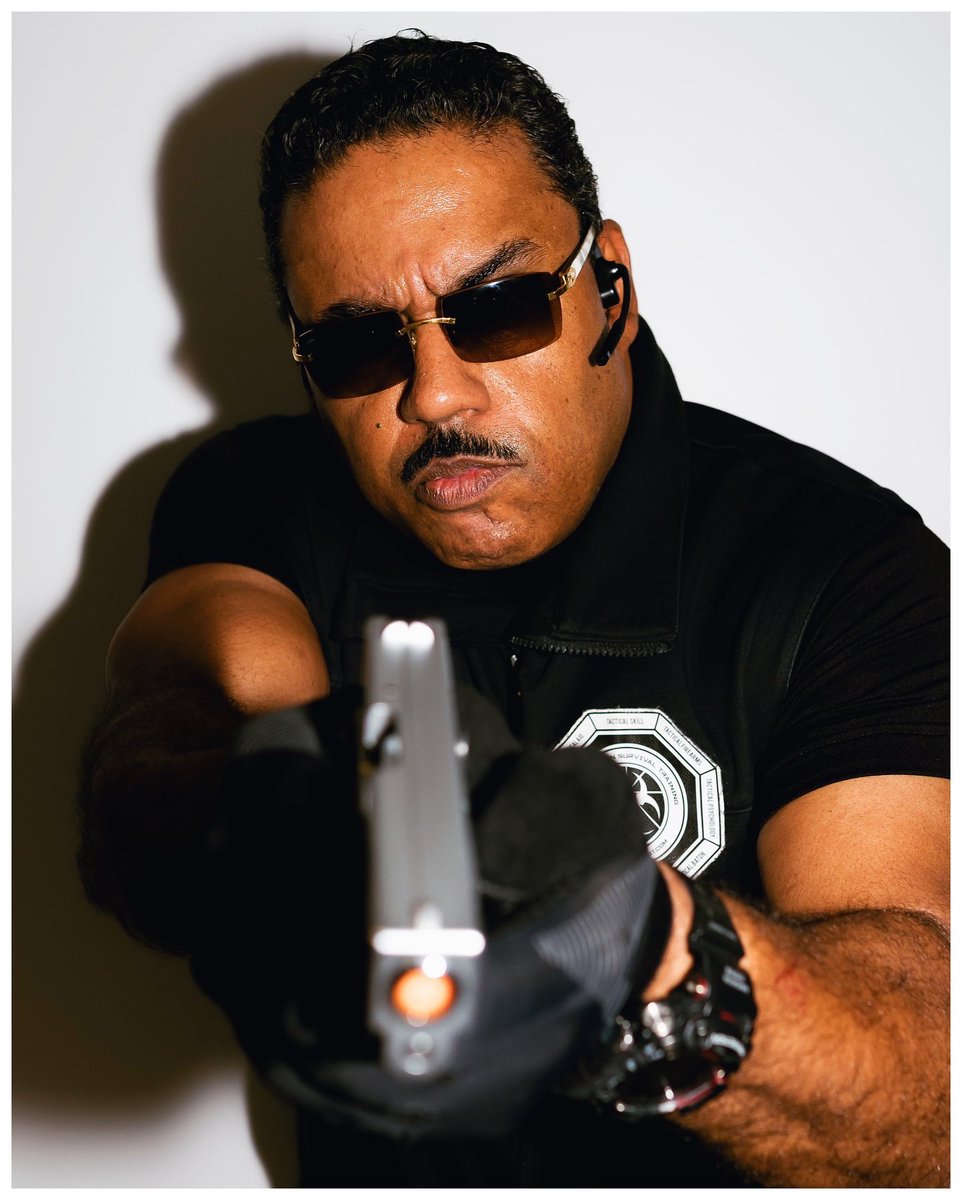AdsterPhotos's tweet photo. Detroit Urban Survival Training protecting his buffs 👓🔫 https://t.co/K8KD2n5sAU