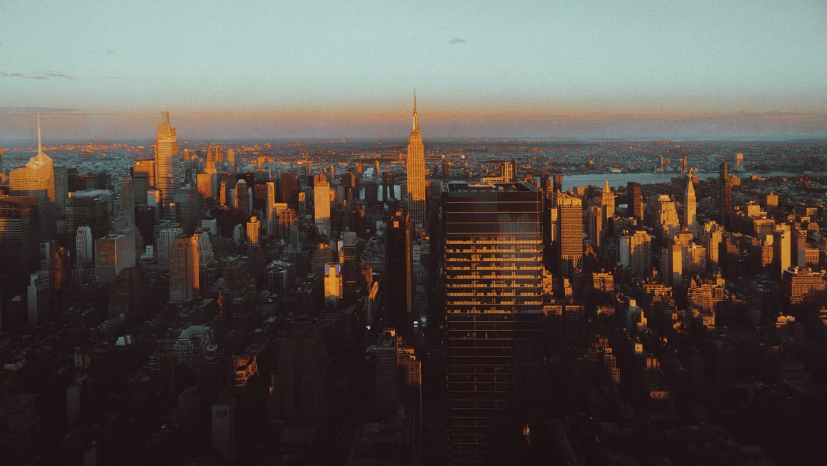 helloiamnaz's tweet photo. It's Christmas Eve, and I thought I should make one more social media account. #NYC https://t.co/VXzh7tKKE1