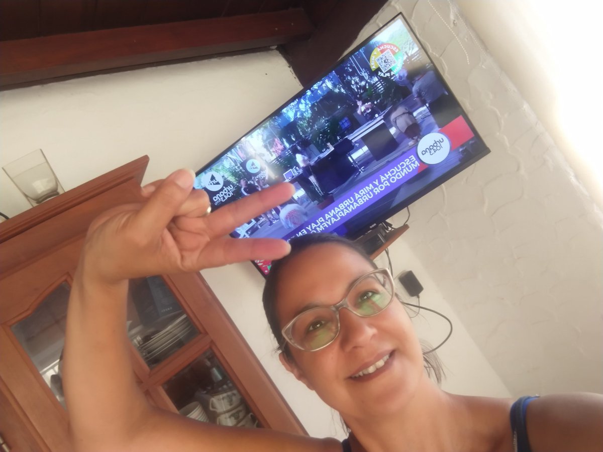 VanDionx3's tweet photo. @todopasa1043 al Ritmo de los #CHORIGABES desde Temperley, Gracias #Toditos el 2021 se hizo más cálido con Uds.🥂🥳 https://t.co/jXH54PxP0i
