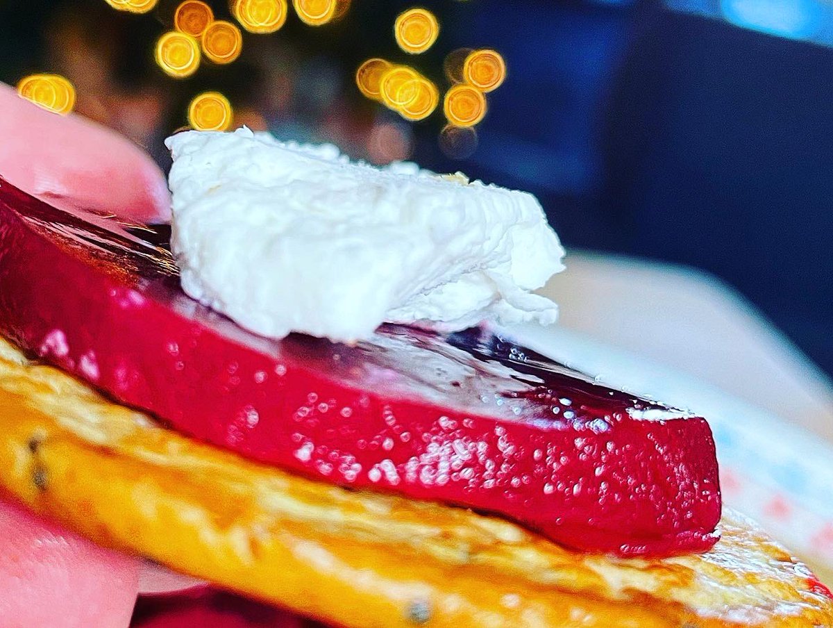 aftenbrook's tweet photo. One of my favorite holiday eats

Pickled beets and goat cheese on a hearty multi grain cracker https://t.co/7Hw4qka6SC