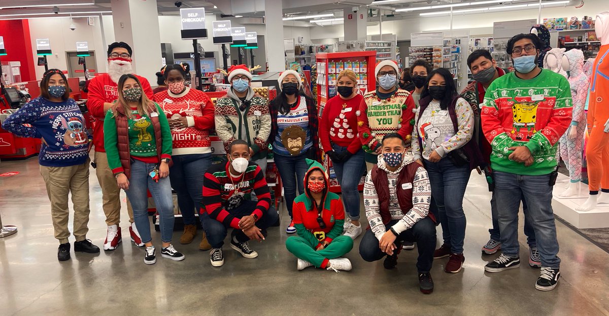 MannyTGT28's tweet photo. #FelizNavidad🎄from the entire T3280 #JacksonHeights #TargetTeam !!! Wishing everyone a safe and happy 2021 holiday season🎅🦃🎄!! @NicoleTonnessen https://t.co/FqWg0mpgkW
