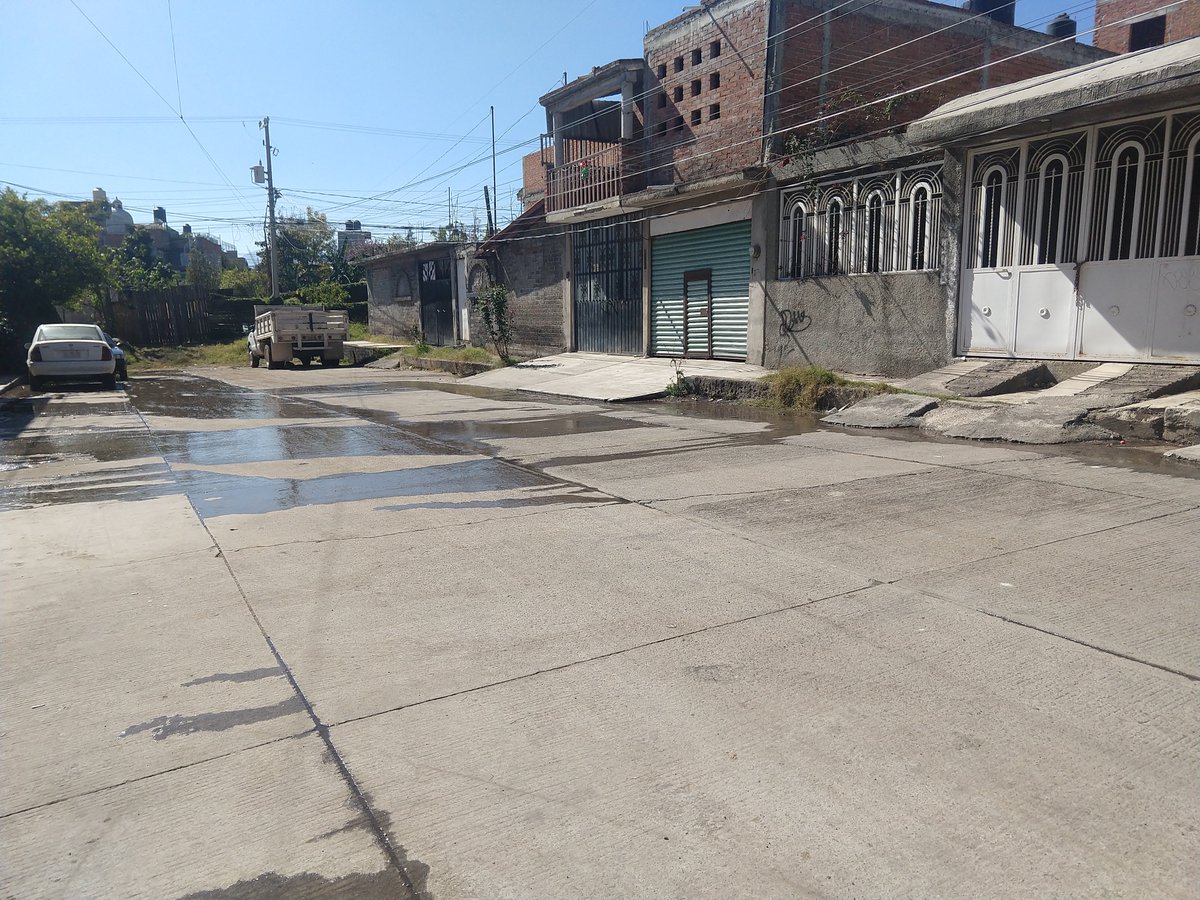 GarzaGiny's tweet photo. @ooapasmorelia Buenas tardes! Fuga de agua potable frente al no 148 de la calle 17 de Marzo de la Col. 23 de Marzo, y después corre por calle Acalpican. Ojalá puedan atender porque no permite que el agua llegue con presión a los domicilios que están en un nivel más alto. Gracias https://t.co/YmaBHKCgJY