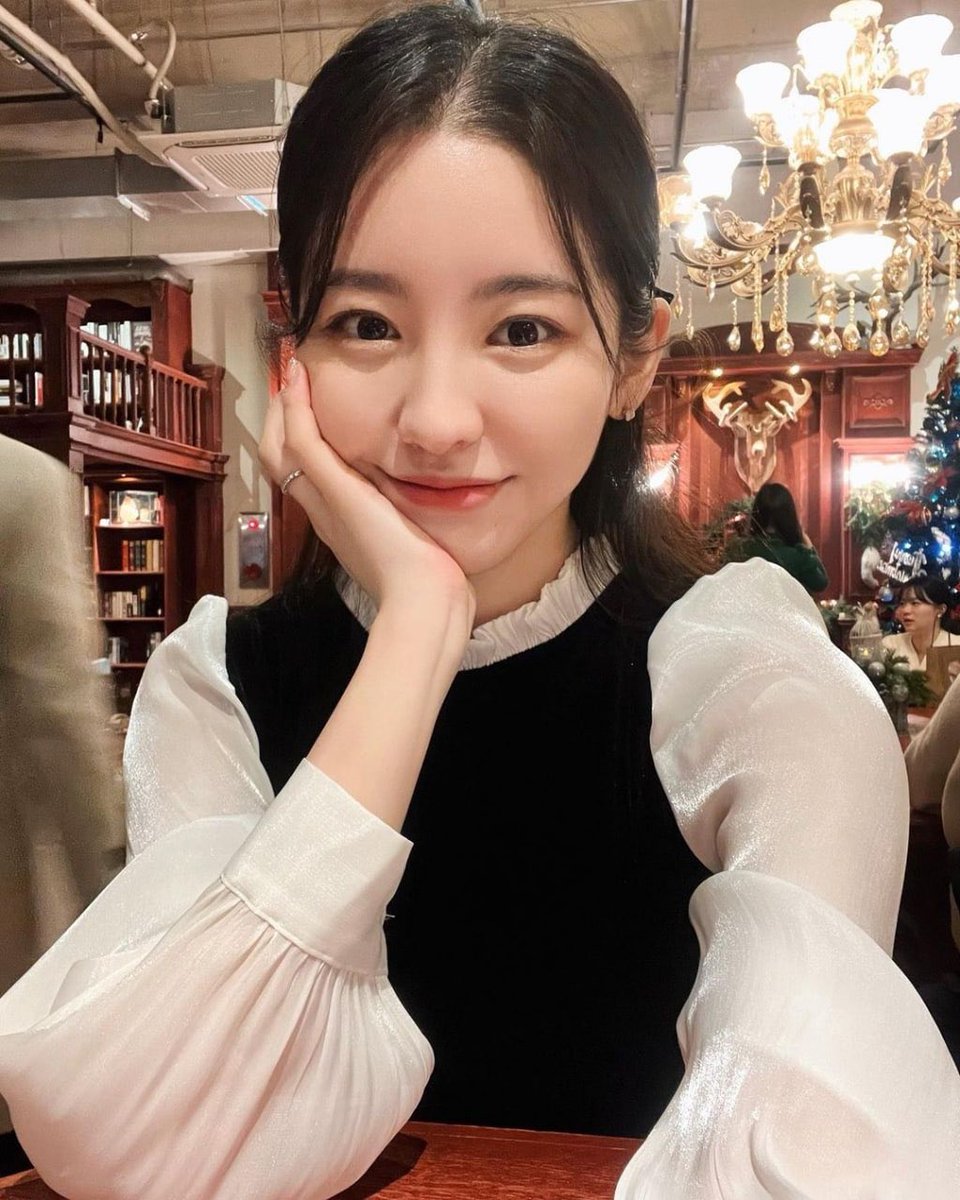 ChloeFeng18's tweet photo. Happy Marry Christmas #Christmas https://t.co/dFGkARPX7P