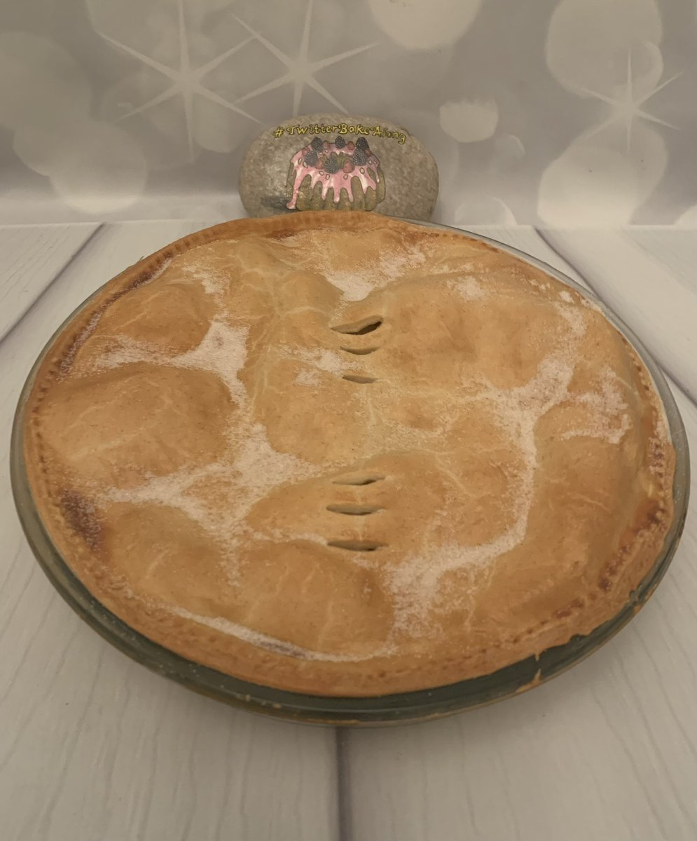 Rob_C_Allen's tweet image. More #FestiveBakes and treats for tomorrow. Apple and Blackberry pie 🥧 Spiced orange Ginger cakes. Half a doz lemon curd cakes 🧁(for those that don’t like Xmas cake &amp;amp; mince pies) and of course a #Trifle #TwitterBakeAlong #Bakemas