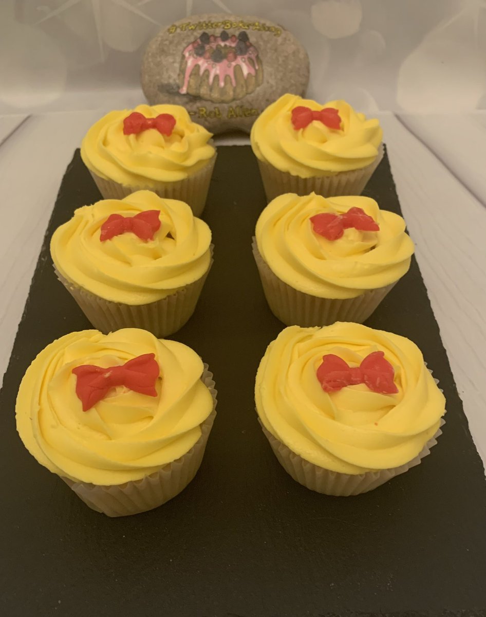 Rob_C_Allen's tweet image. More #FestiveBakes and treats for tomorrow. Apple and Blackberry pie 🥧 Spiced orange Ginger cakes. Half a doz lemon curd cakes 🧁(for those that don’t like Xmas cake &amp;amp; mince pies) and of course a #Trifle #TwitterBakeAlong #Bakemas