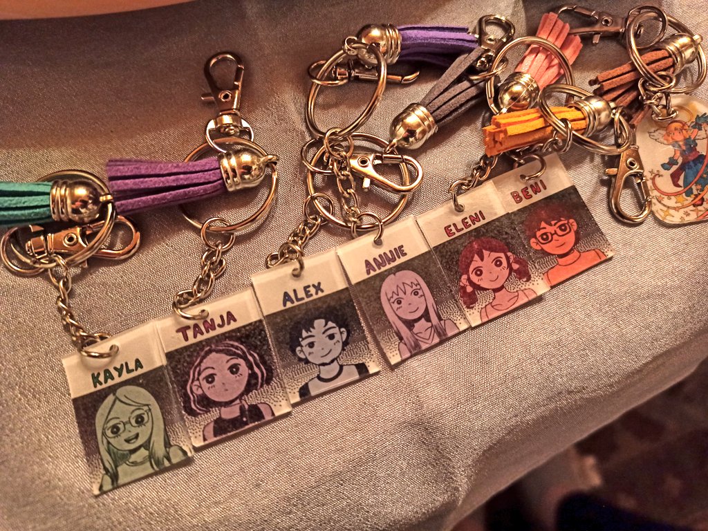 Guys! <a href="/PinkGeekNeni/">Poppin'☆Neni / @nenilein.com on bluesky</a> made this for us! 🤍🖤🎄🎁 So amazing!!
Left to rigth: <a href="/Tomatopride/">🌟hopeless gay🌟</a>, me, <a href="/chyrillon/">datboi</a>, @itsannime_ , <a href="/PinkGeekNeni/">Poppin'☆Neni / @nenilein.com on bluesky</a> and <a href="/mezian0/">Mezian</a>