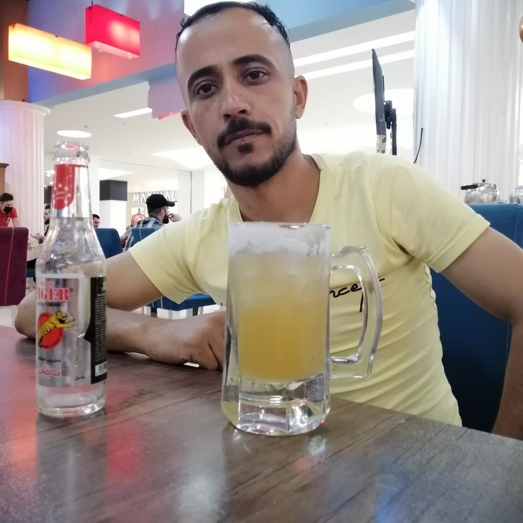 احياناً نبكي ولا ندري ما القصة 
غير اننا تعبنا من كل شيء😔