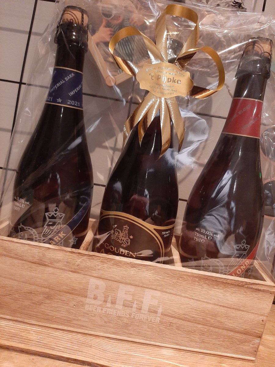 JansenEJG's tweet photo. M'n nieuwe zwager probeert zich populair te maken bij mij.... #gelukt #goudencarolus #75cl https://t.co/nU4qefl5pi