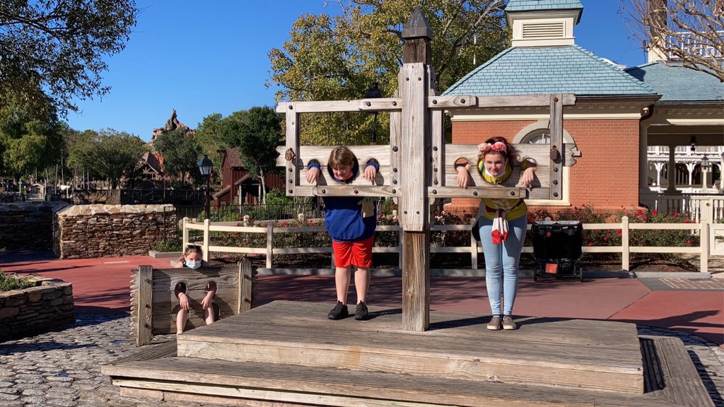Emmy628's tweet photo. Christmas in Disney with the sweetest littles in the world https://t.co/VxE82hkvaq