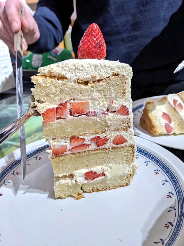 Haruka クリスマスは日本風のケーキを作ってみようということでjapanese Christmas Cakeで検索してレシピ通りに作ってみたら 見たこともない巨大なケーキが完成 笑 一切れがとんでもなくノッポで 一切れ の半分がちょうど一人分のショートケーキサイズに Haruka クリスマスは日本風のケーキを作ってみようということでjapanese Christmas Cakeで検索してレシピ通りに作ってみたら 見たこともない巨大なケーキが完成 笑 一切れがとんでもなくノッポで 一切れ の半分がちょうど一人分のショートケーキサイズに