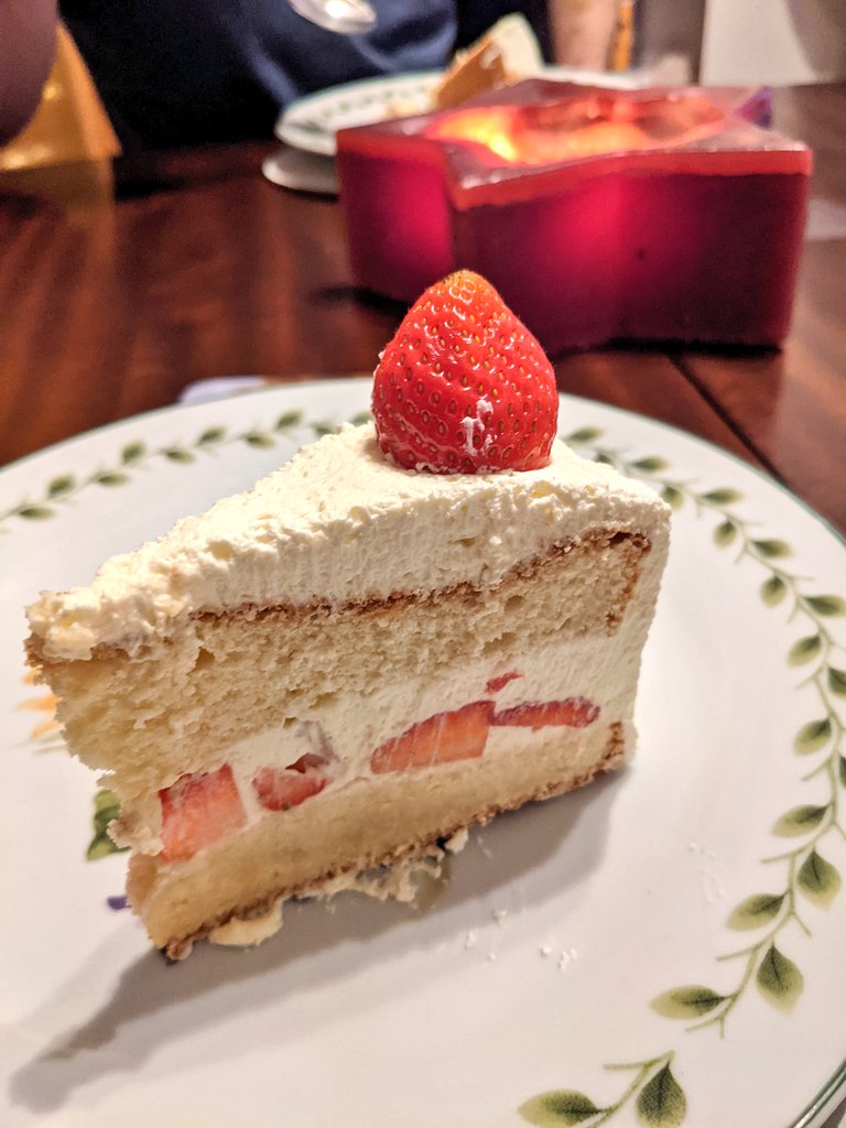 Haruka クリスマスは日本風のケーキを作ってみようということでjapanese Christmas Cakeで検索してレシピ通りに作ってみたら 見たこともない巨大なケーキが完成 笑 一切れがとんでもなくノッポで 一切れ の半分がちょうど一人分のショートケーキサイズに Haruka クリスマスは日本風のケーキを作ってみようということでjapanese Christmas Cakeで検索してレシピ通りに作ってみたら 見たこともない巨大なケーキが完成 笑 一切れがとんでもなくノッポで 一切れ の半分がちょうど一人分のショートケーキサイズに